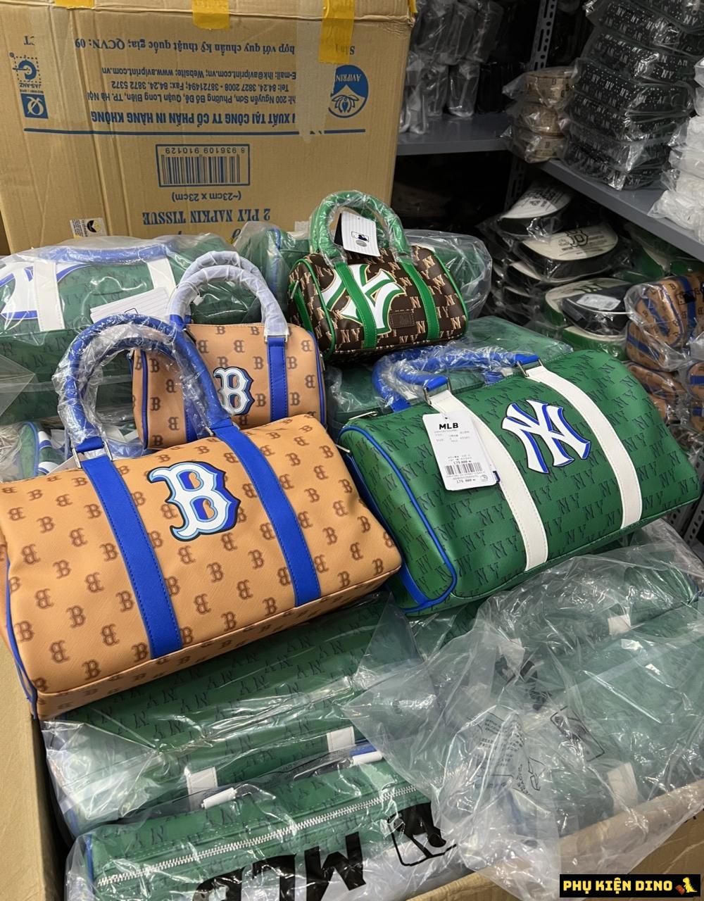 Túi MLB Classic Monogram Jacquard Boston Bag New York Yankees 15 MLB Túi du lịch unisex Monotive Coated Canvas Size To