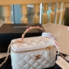 Túi Chanel Vanity Lambskin Brushed Gold Hardware 11 Túi Chanel Vanity Lambskin Brushed Gold Hardware Màu Trắng