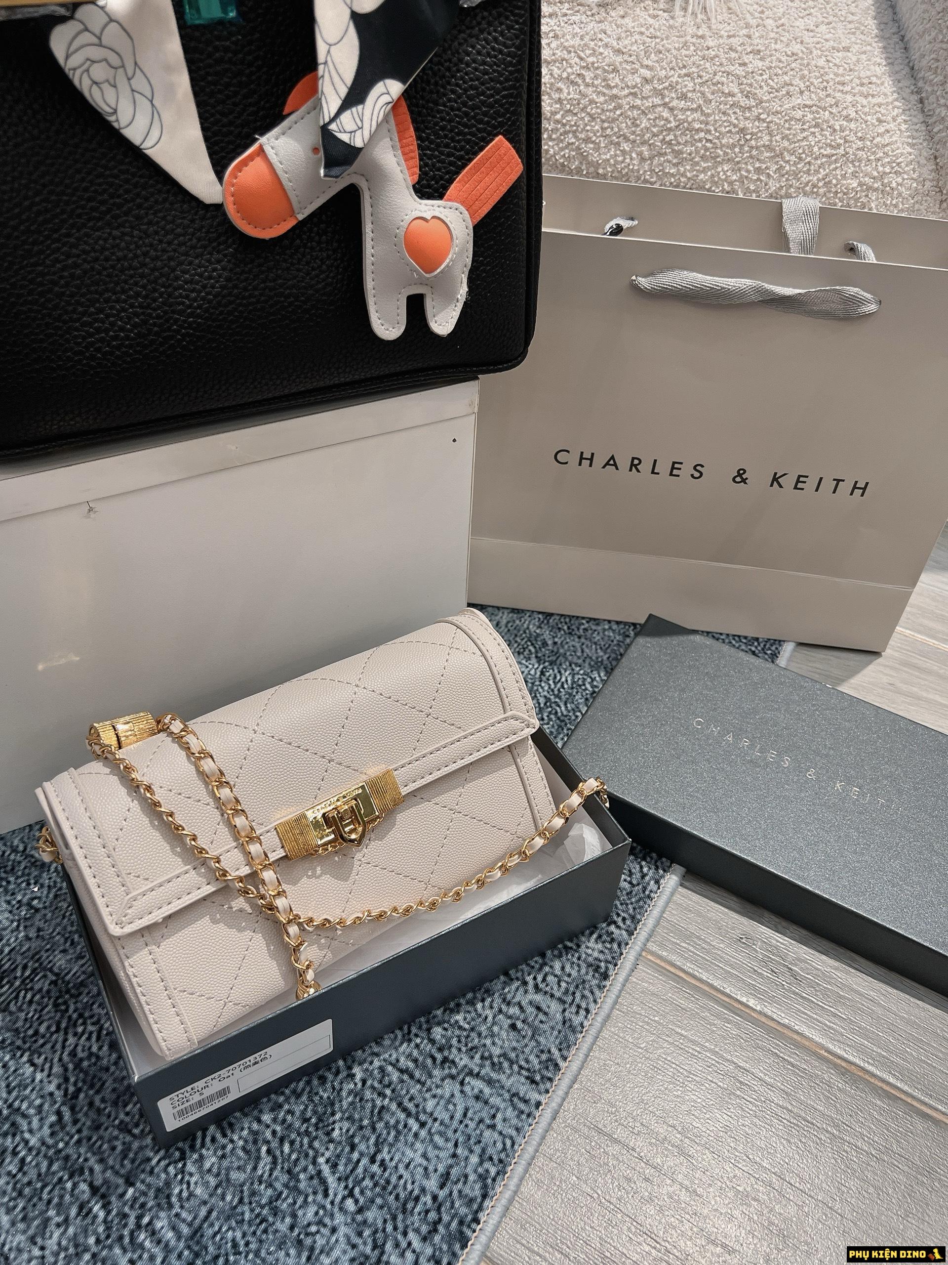 Túi Charles & Keith CNK Tallulah Quilted Lock Clutch 4 Túi Clutch nấp gập Tallulah Quilted Màu Trắng