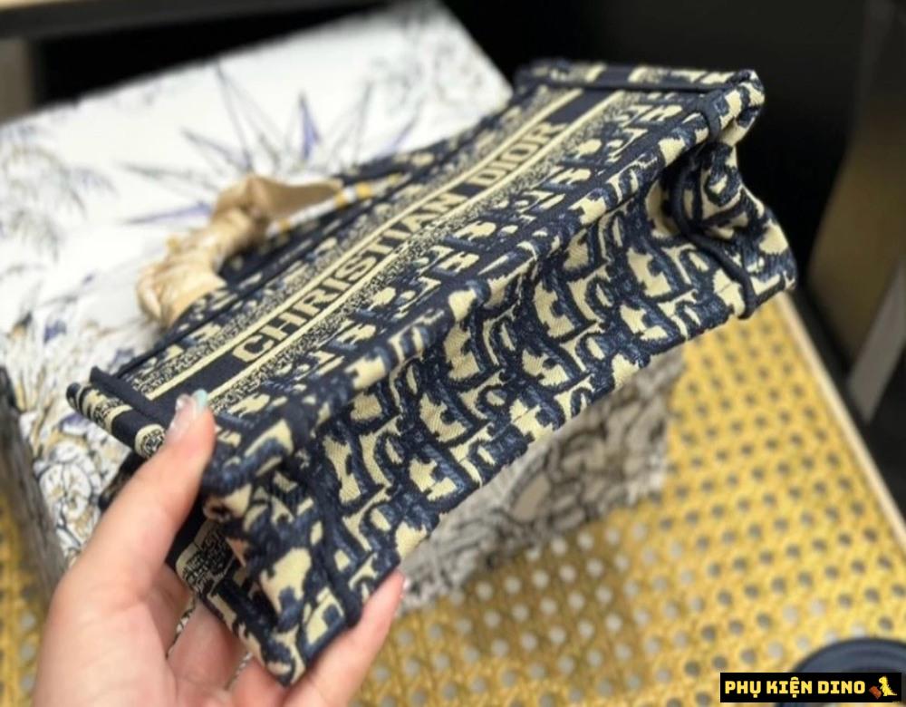 Túi Dior Mini Book Tote Blue Dior Oblique Embroidery 6 Túi Dior Mini Blue Oblique Embroidery