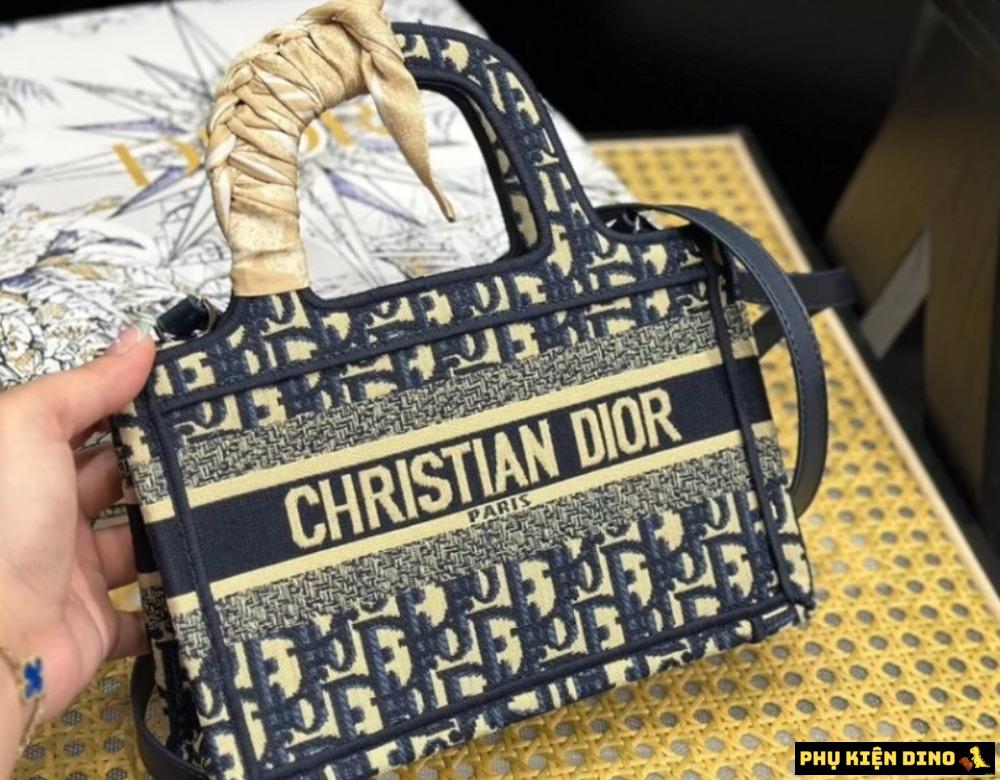 Túi Dior Mini Book Tote Blue Dior Oblique Embroidery 5 Túi Dior Mini Book Tote Blue Dior Oblique Embroidery Size 22