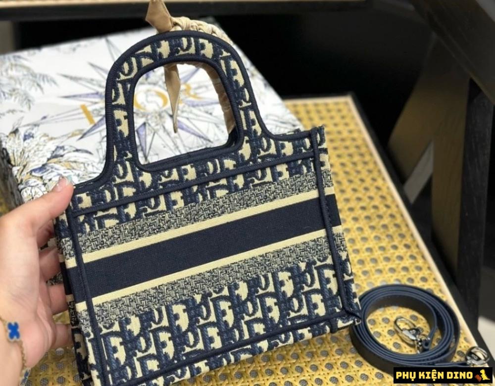 Túi Dior Mini Book Tote Blue Dior Oblique Embroidery 4 Túi Dior Mini Book Tote Thêu