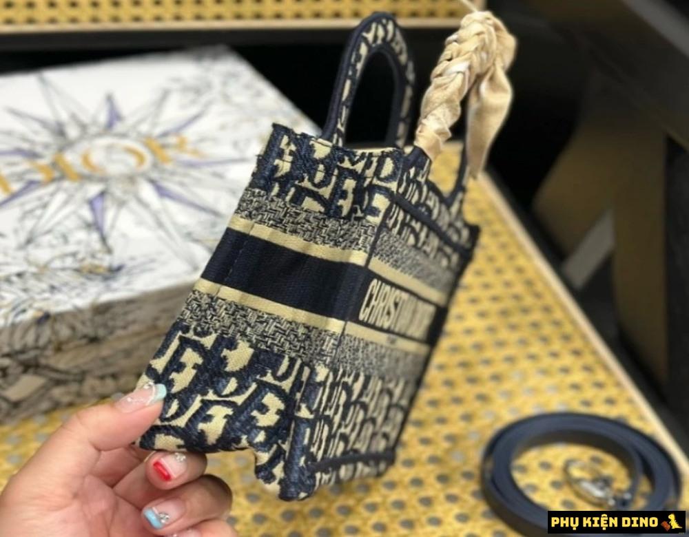 Túi Dior Mini Book Tote Blue Dior Oblique Embroidery 2 Túi Dior Mini Size 22