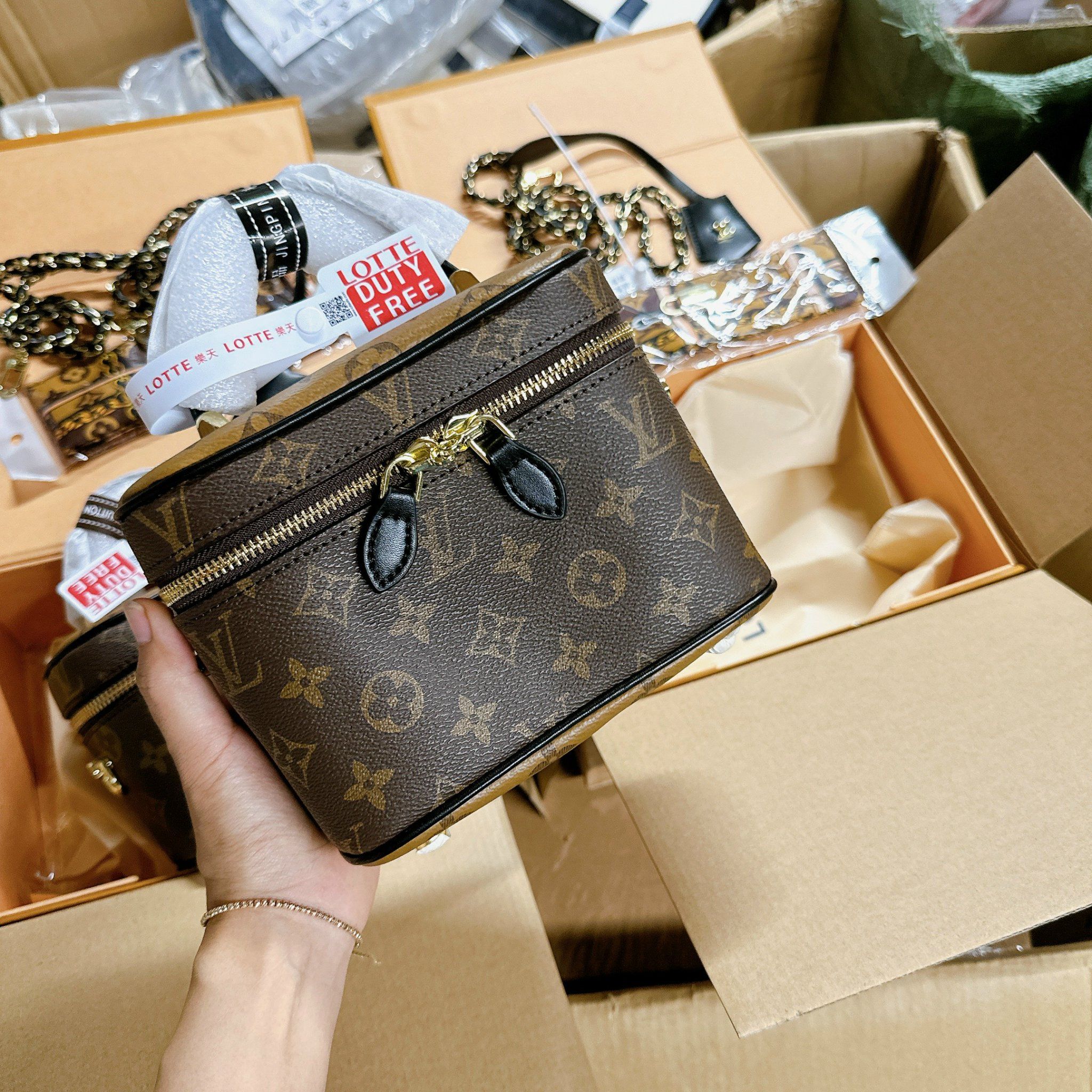 Túi Louis Vuitton Vanity PM Nâu Họa Tiết Monogram 6 Túi Louis Vuitton Dạng Hộp Sang Trọng