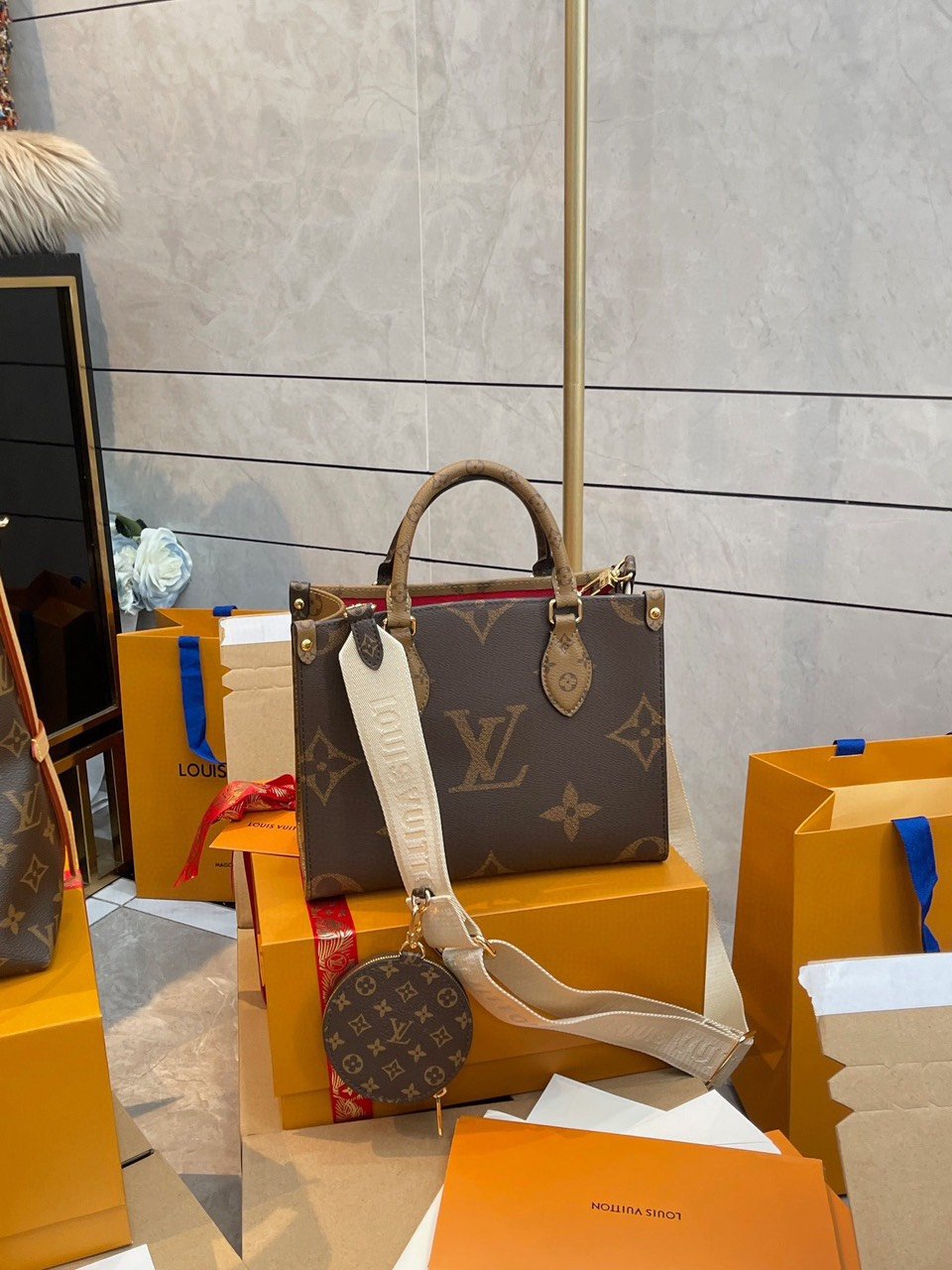 Túi Louis Vuitton LV OnTheGo Monogram Reverse Nâu 2 tui louis vuitton lv onthego monogram reverse brown