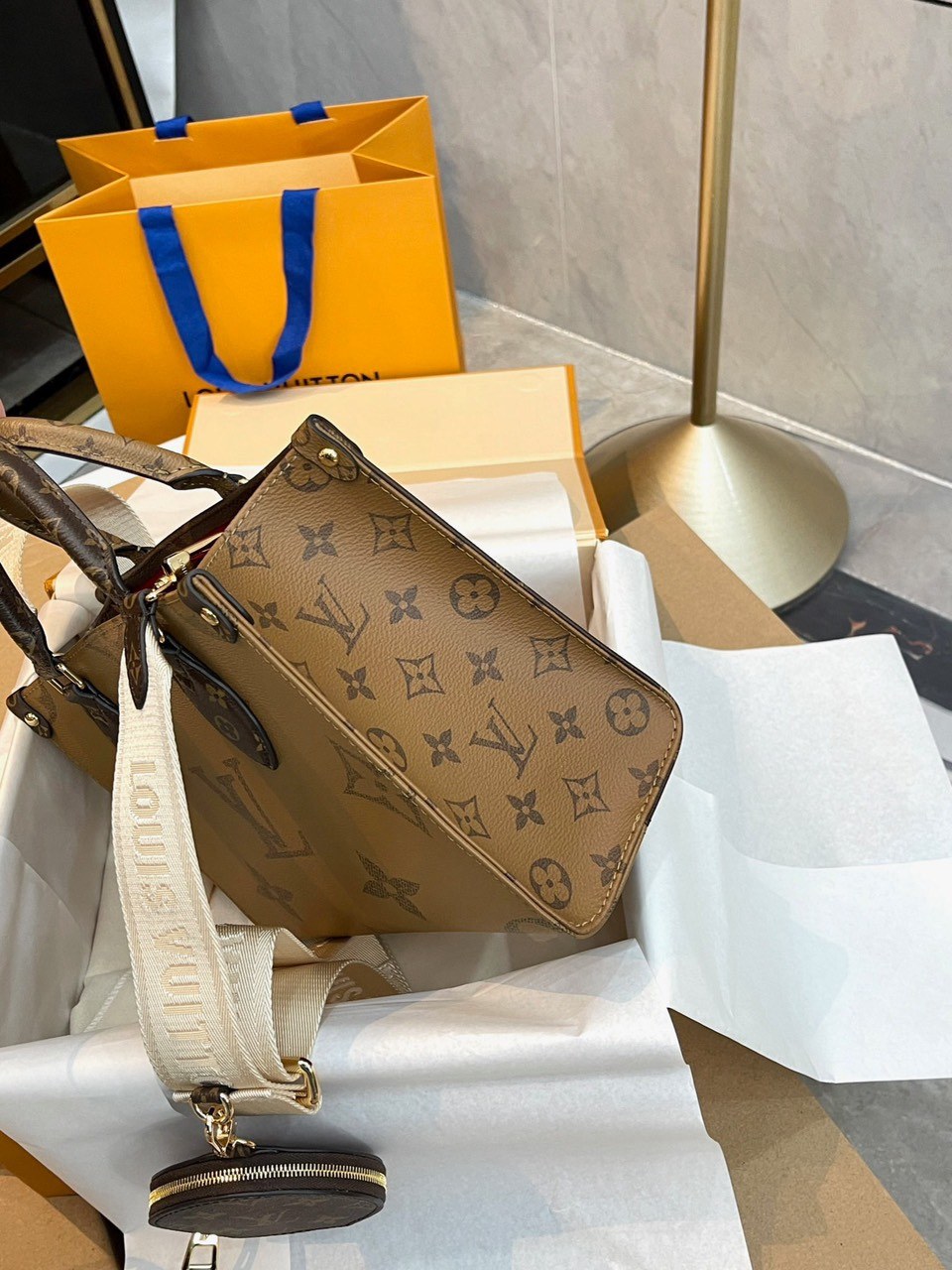 Túi Louis Vuitton LV OnTheGo Monogram Reverse Nâu 9 Túi Louis Vuitton LV OnTheGo PM Monogram Reverse Nâu Vàng