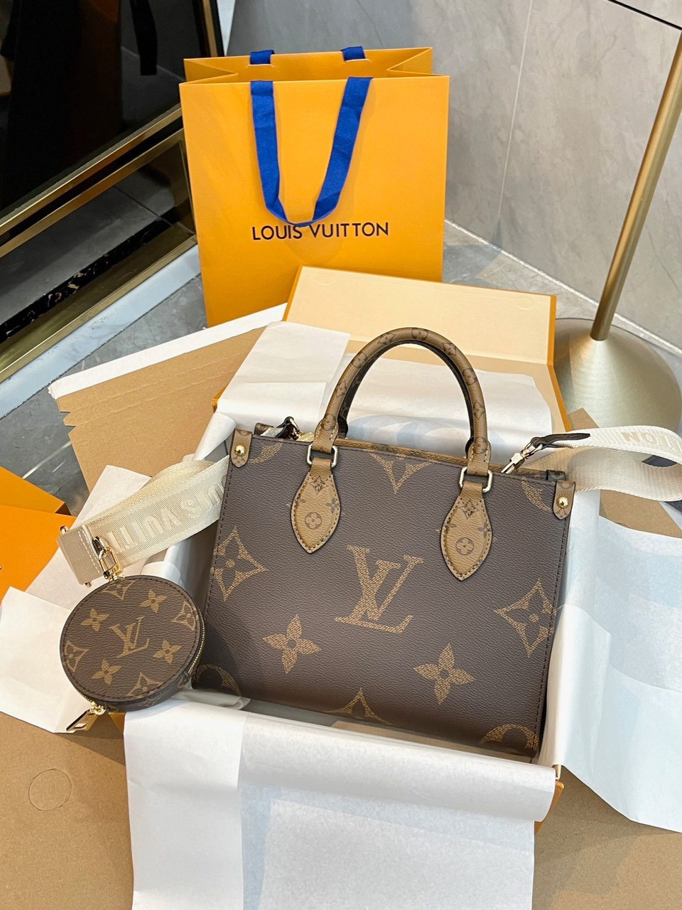Túi Louis Vuitton LV OnTheGo Monogram Reverse Nâu 3 Túi Louis Vuitton LV Vàng