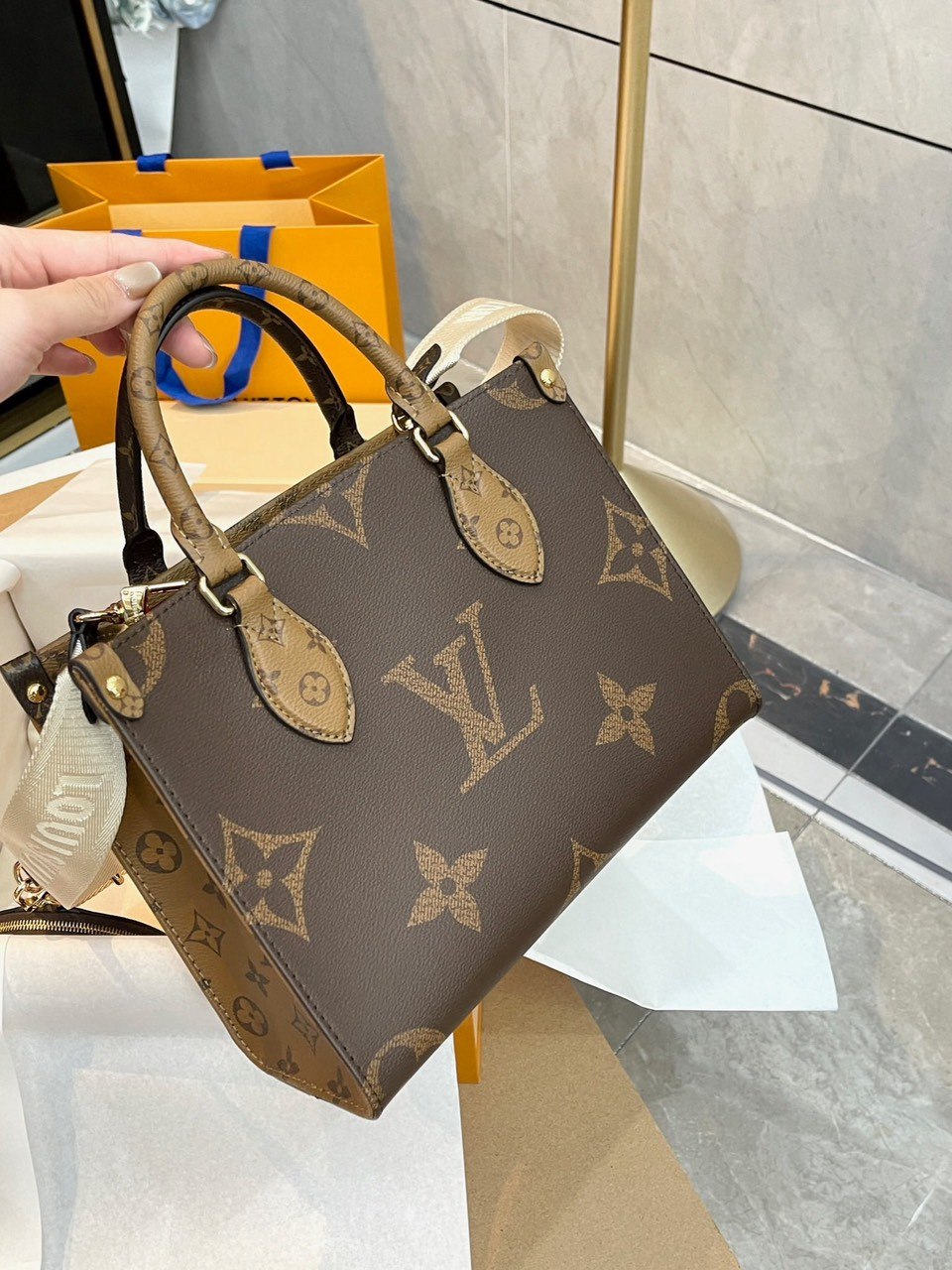 Túi Louis Vuitton LV OnTheGo Monogram Reverse Nâu 8 Túi LV Onthego Monogram NâuTúi LV Onthego Monogram Nâu