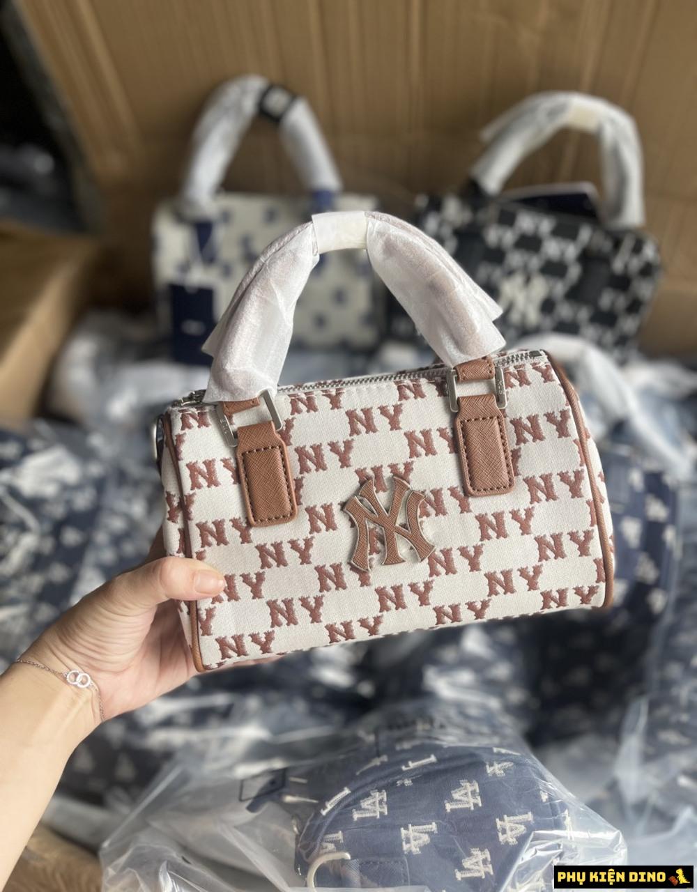 Túi MLB Classic Monogram Jacquard Boston Bag New York Yankees 13 Túi MLB Classic Monogram Jacquard Boston Bag Boston Red Sox L.Beige