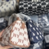 Túi MLB Classic Monogram Jacquard Boston Bag New York Yankees 20 Túi MLB Korea Monogram Jacquard Boston Bag New York Yankees Brown