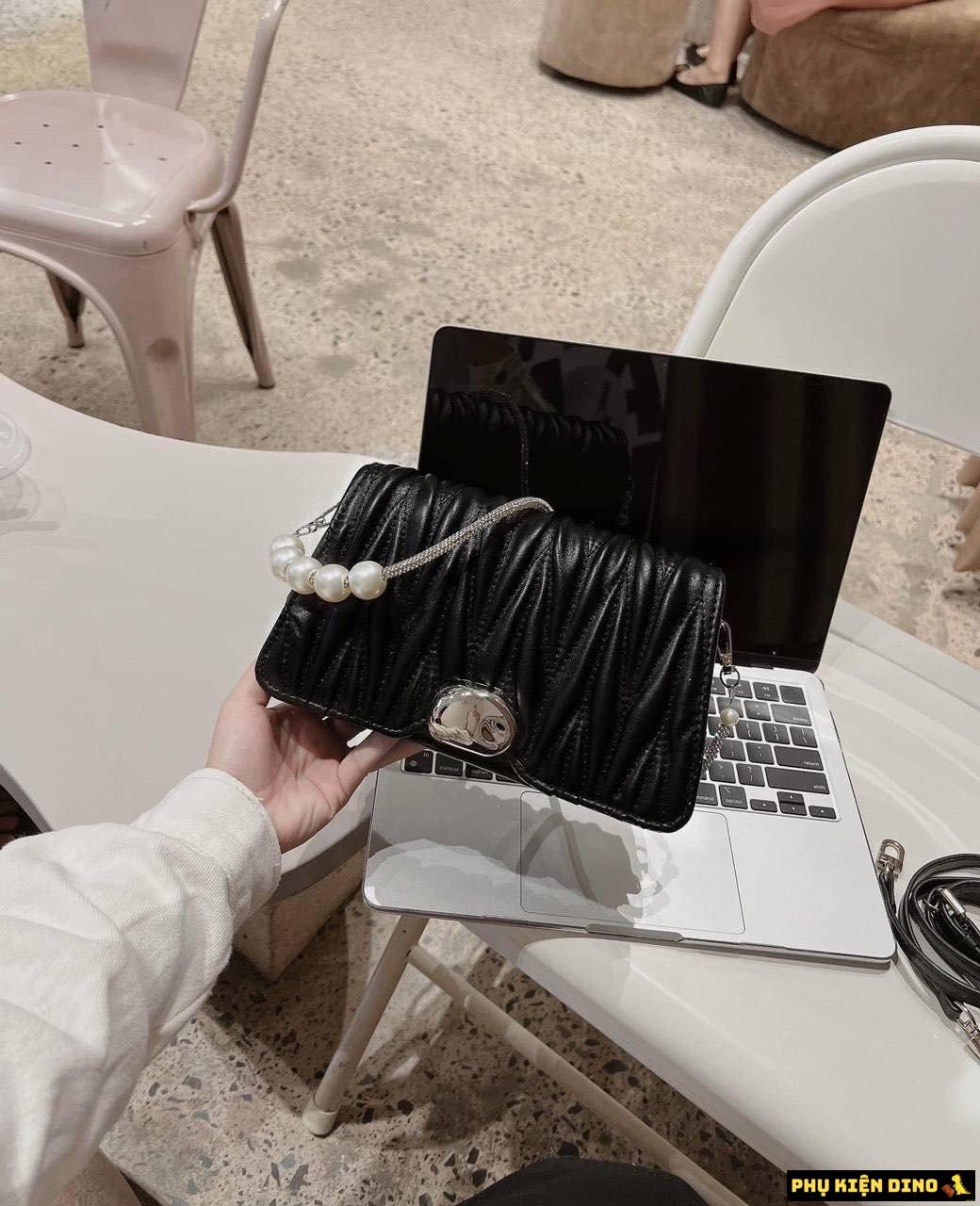 Túi Bellezza Black 22038-38 Màu Đen Size 22 2 Túi Xách Tay Màu Đen Thêu Nổi Sang Trọng