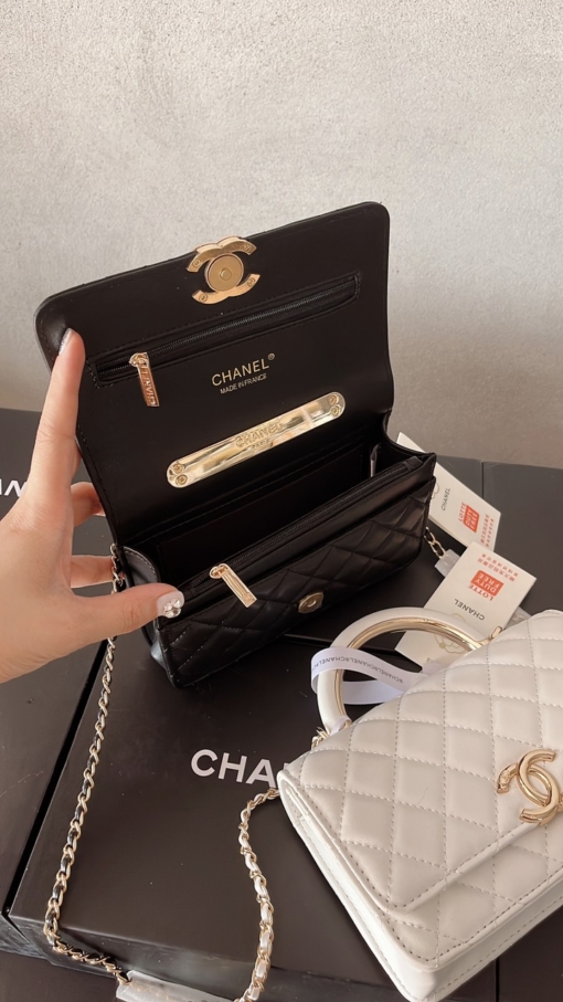 Bên Trong Túi Chanel Quai Kiềng 2 Màu Trắng Đen