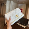 Túi Xách Tay Chanel Viền Xích Đáy Khóa Vàng Size 22 16 Túi Chanel White Khóa Vàng Viền Xích Đáy màu Trắng Size 22