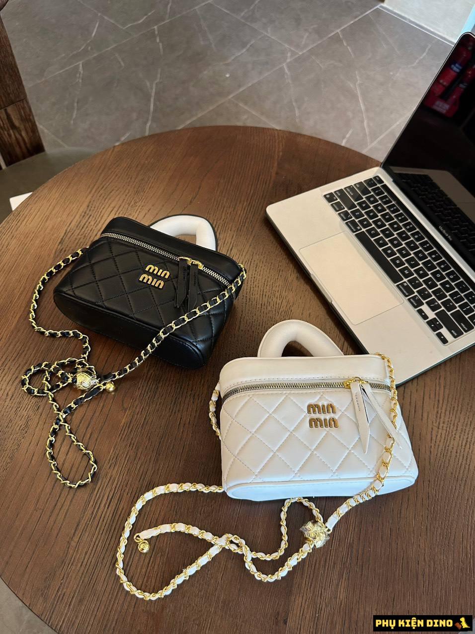 Túi Cốp Trống Miu Miu 2 Màu Đen Trắng Size 20 1 Túi Cốp Trống Miu Miu 2 Màu Đen Trắng Size 20