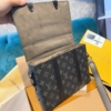 Túi Đeo Vai Nam Louis Vuitton LV Trunk Messenger Size 25 M45727 17 Túi Đeo Vai Nam Louis Vuitton LV Trunk Messenger Đen Chữ Xám
