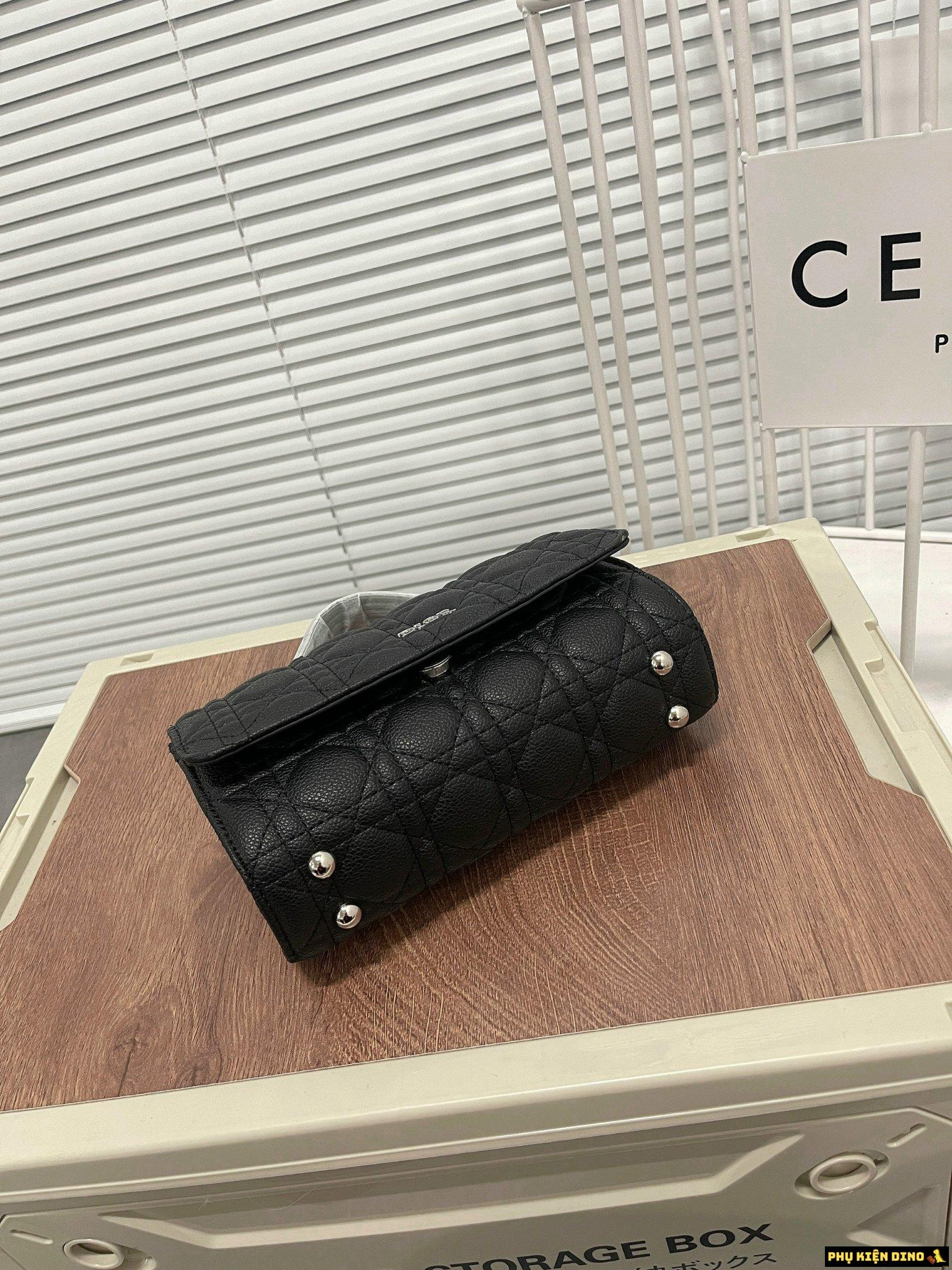 Túi Dior Cầm Tay Da Nhám Màu Đen 10 Túi Dior Cầm Tay Da Nhám Màu Đen Xích Trắng