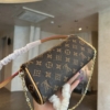 Túi Louis Vuitton LV Brown Monogram Beverly Pochette 2EC27AC340B0ACGS 14 Túi Louis Vuitton Monogram Canvas Beverly Clutch Bag