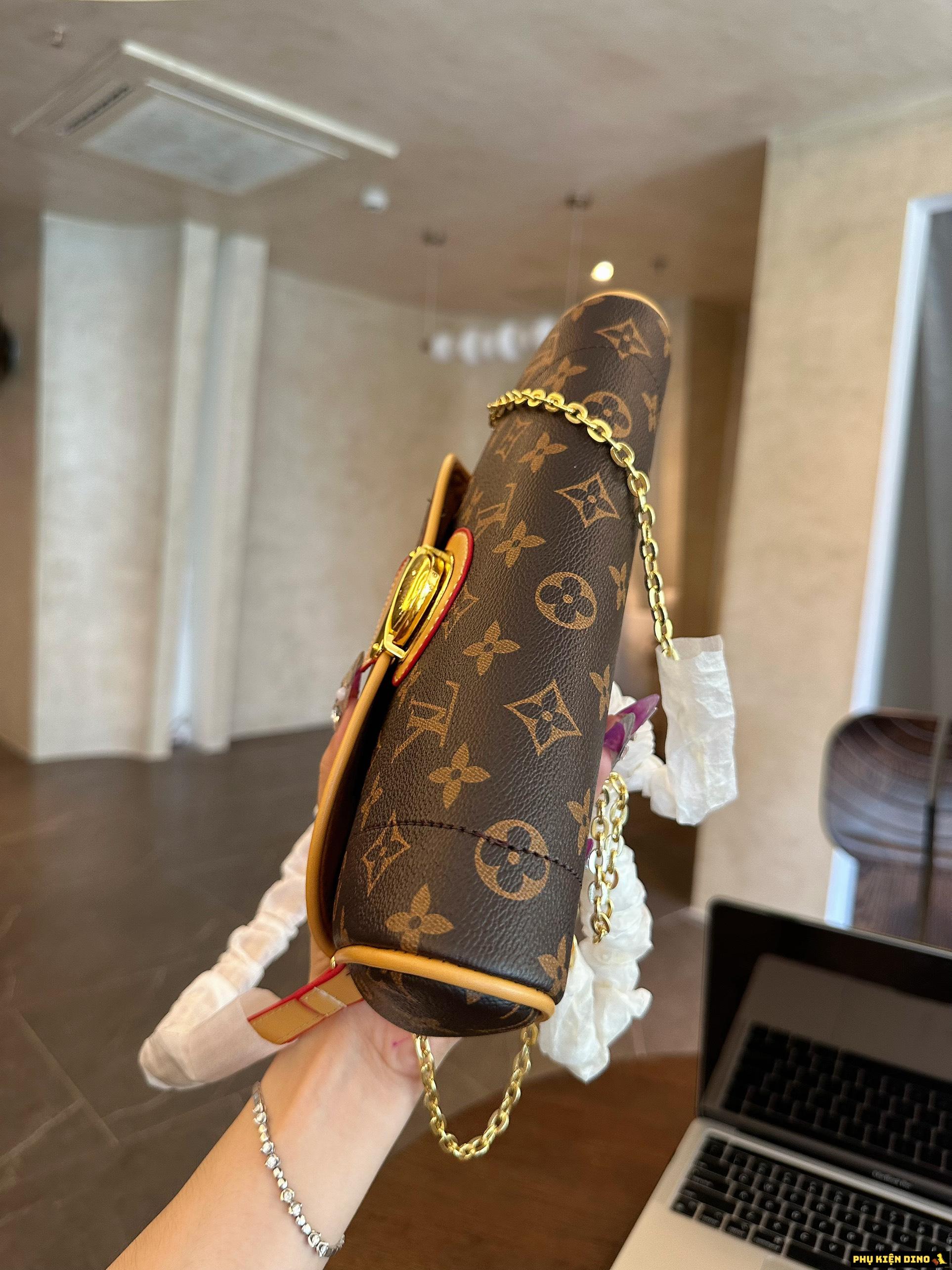 Túi Louis Vuitton LV Brown Monogram Beverly Pochette 2EC27AC340B0ACGS 2 Túi LV Monogram Canvas Beverly