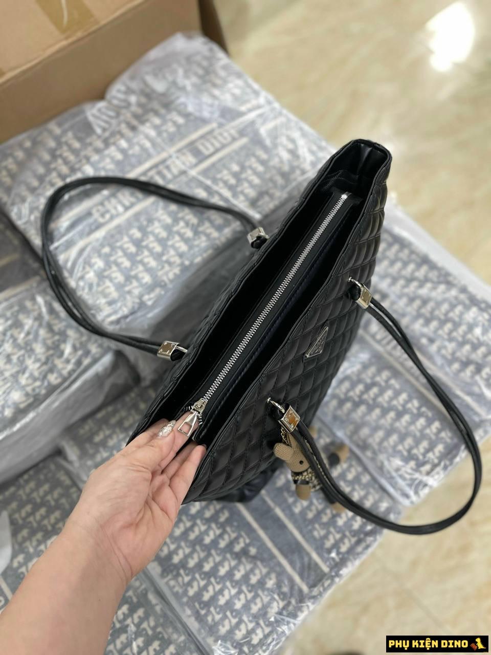 Túi Prada Tote Black Kèm Gấu 8 Túi Prada Tote Black Kèm Gấu Có Khóa Kéo