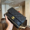 Túi Xách Tay Chanel Viền Xích Đáy Khóa Vàng Size 22 14 Túi Xách Tay Chanel Viền Xích Đáy Khóa Vàng Size 22 màu Đen