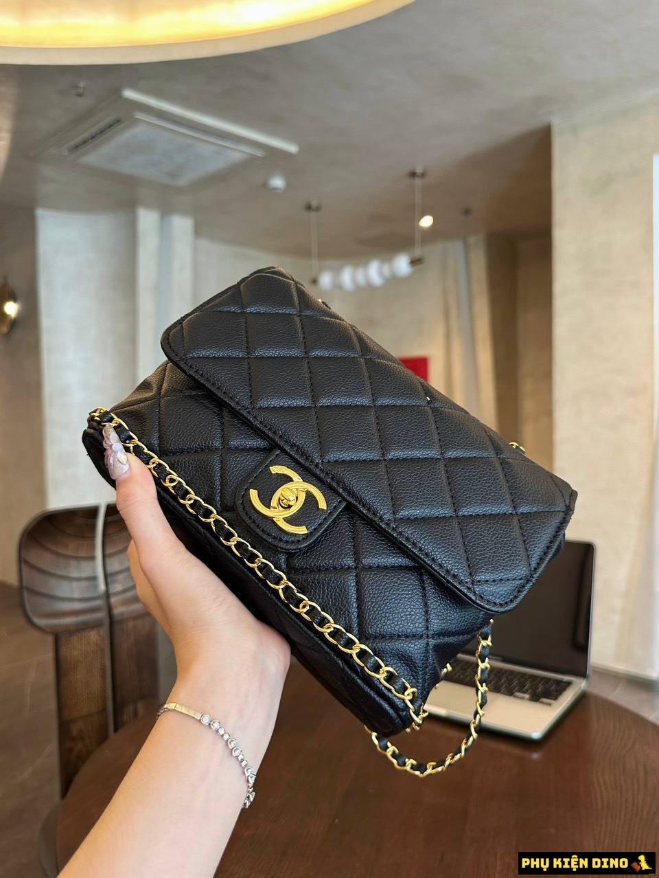 Túi Xách Tay Chanel Viền Xích Đáy Khóa Vàng Size 22 4 Túi Xách Tay Chanel Viền Xích Đáy Khóa Vàng Size 22 màu Đen