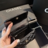 Bên Trong Túi Chanel Tay Cầm Dính Ngọc Mini Màu Đen