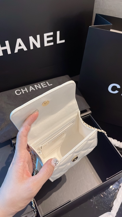 Bên Trong Túi Chanel Tay Cầm Dính Ngọc Mini Màu Trắng