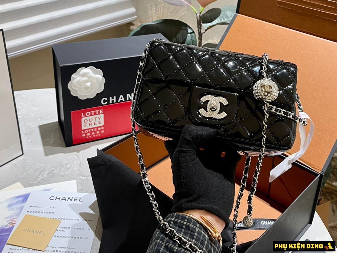 Túi Chanel Chuông Đính Đá Da Bóng Size 19 Màu Đen 1 Túi Chanel Chuông Đính Đá Da Bóng Size 19 Màu Đen