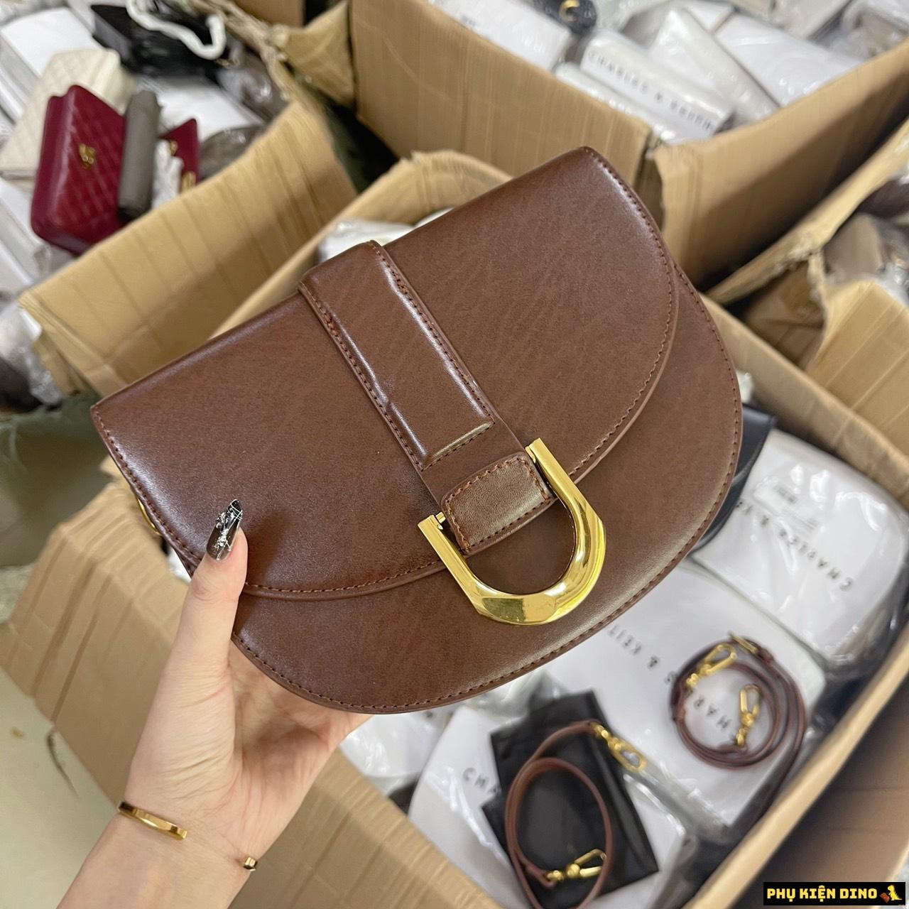 Túi Charles & Keith CNK Gabine Saddle Bag 3 Màu Trắng Đen Nâu 7 Túi CNK Nắp Gập Màu Nâu Bò