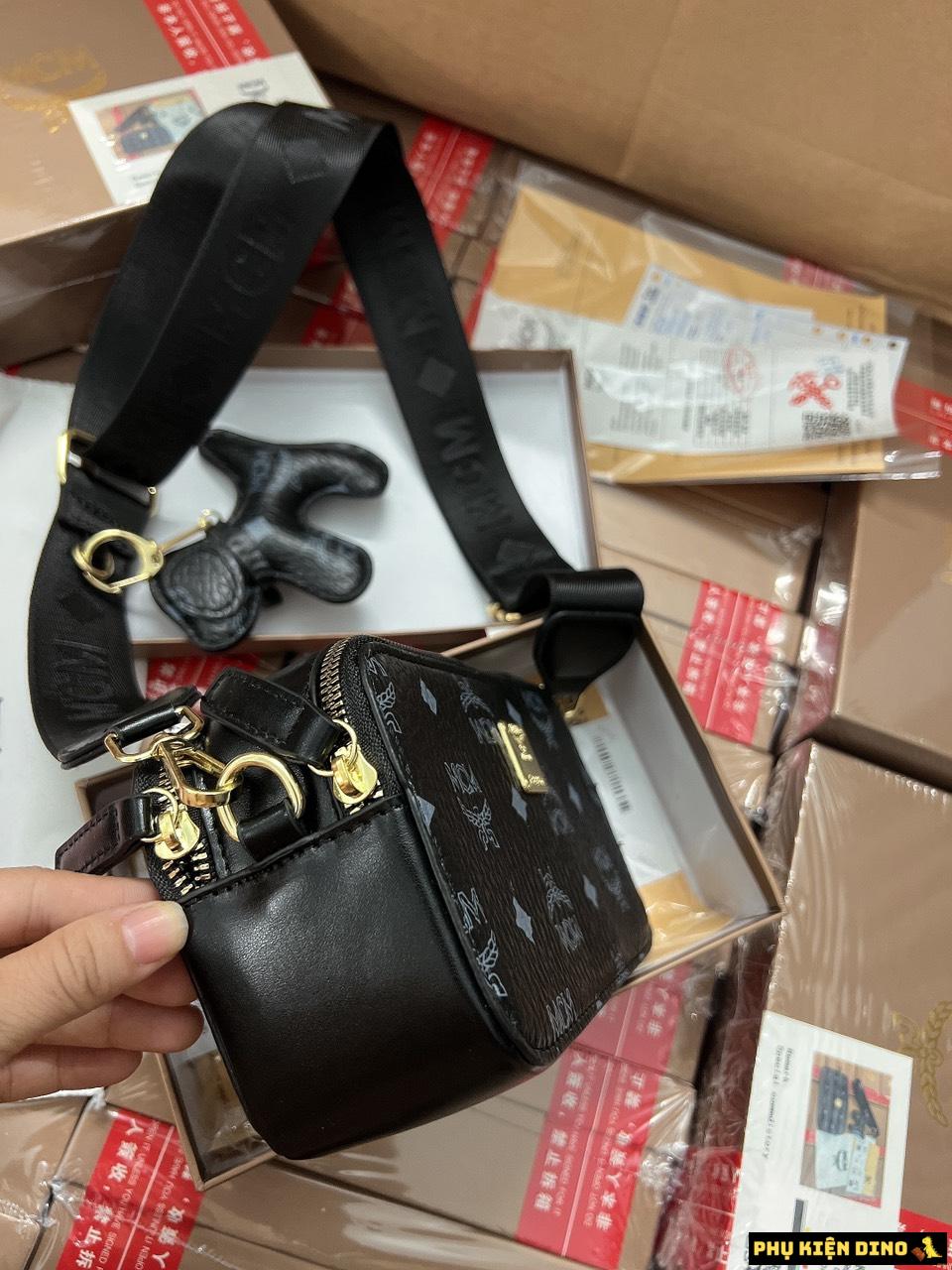 Túi Đeo Chéo MCM Dáng Hộp Vuông 4 Màu Đen Kem Nâu Hồng 9 Túi Cốp MCM Dáng Hộp Vuông Màu Đen