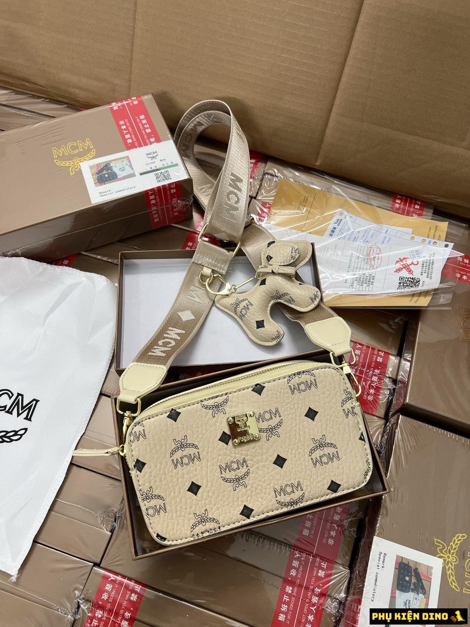 Túi Đeo Chéo MCM Dáng Hộp Vuông 4 Màu Đen Kem Nâu Hồng 4 Túi Đeo Chéo MCM Dáng Hộp Vuông màu Kem Kèm Móc Con Cún