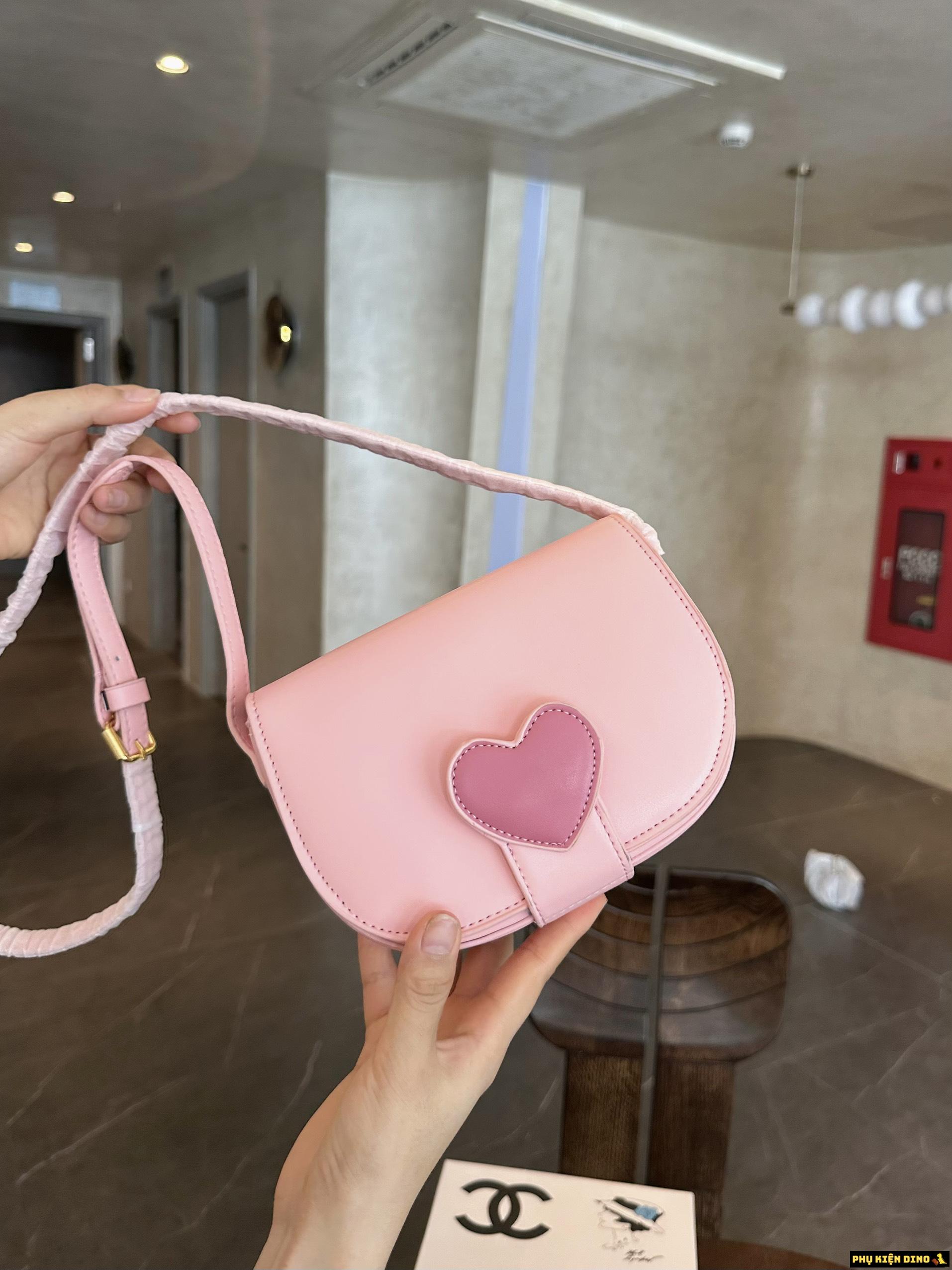 Túi Đeo Chéo Trái Tim Khóa Belt Xinh Xắn Hồng Đen Trắng 6 Túi Đeo Chéo Trái Tim Khóa Belt Cute Màu Hồng Size 20