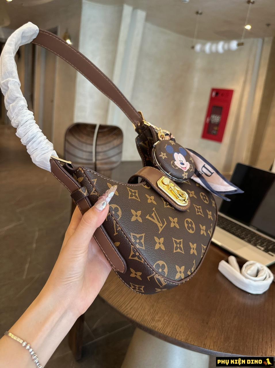 Túi Xách Nữ Louis Vuitton LV Màu Nâu Kèm Gương Mickey 3 Túi Louis Vuitton LV Màu Nâu Mickey