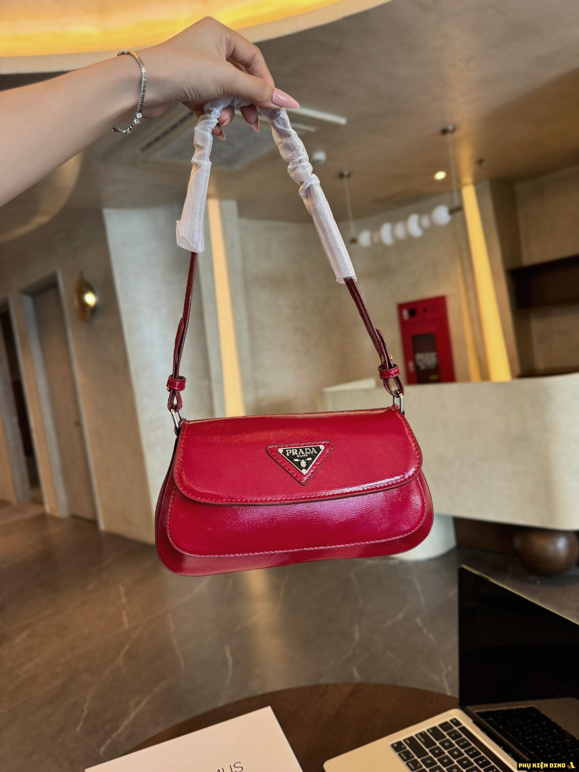 Túi Đeo Vai Prada Cleo Brushed Da Bóng 3 Màu Đen Trắng Đỏ 10 Túi Prada Dáng Bầu Màu Đỏ Đô