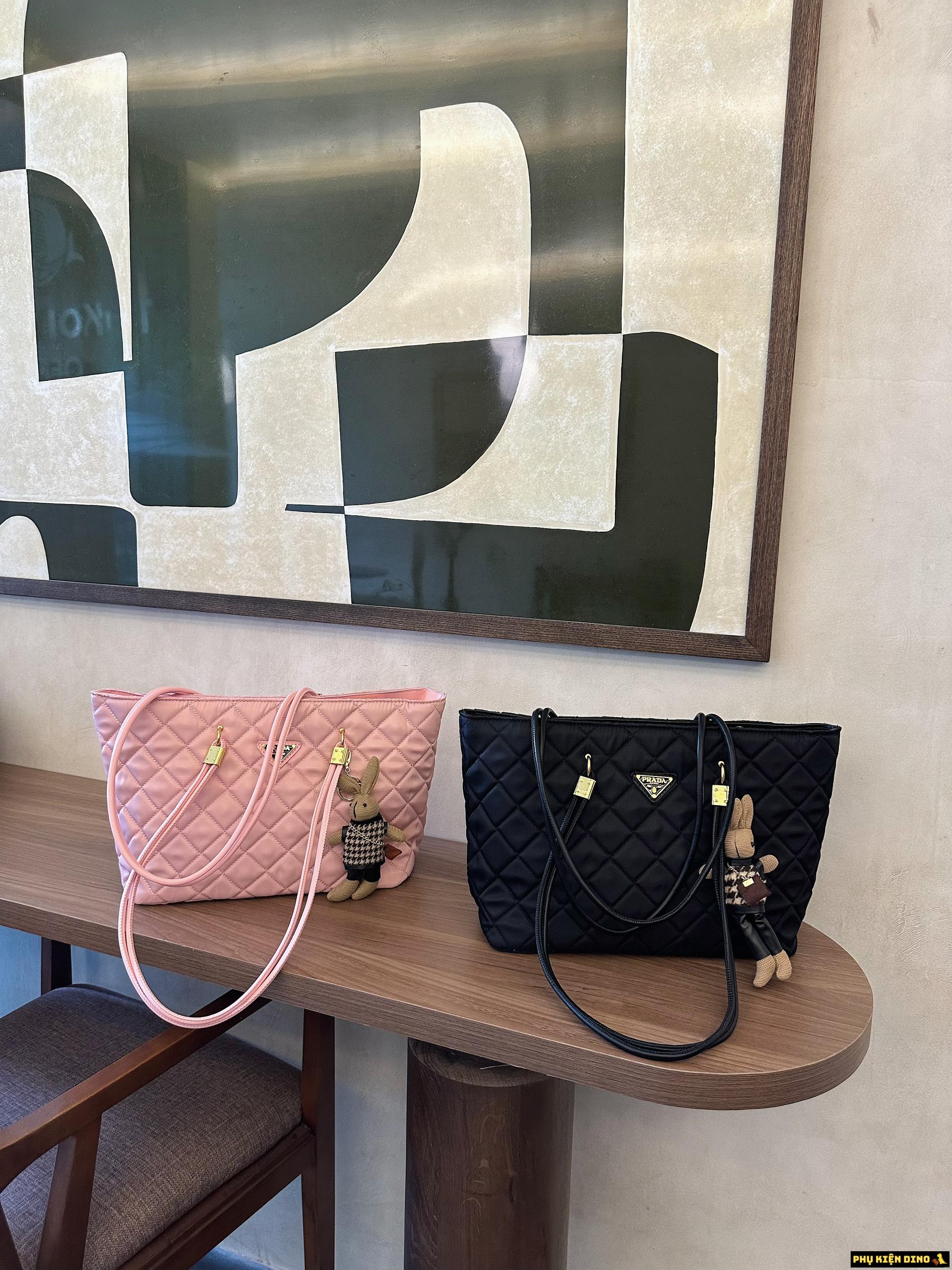 Túi Prada Tote Black Kèm Gấu Vải Dù Đen Hồng 1 Túi Prada Tote Black Kèm Gấu Vải Dù Đen Hồng