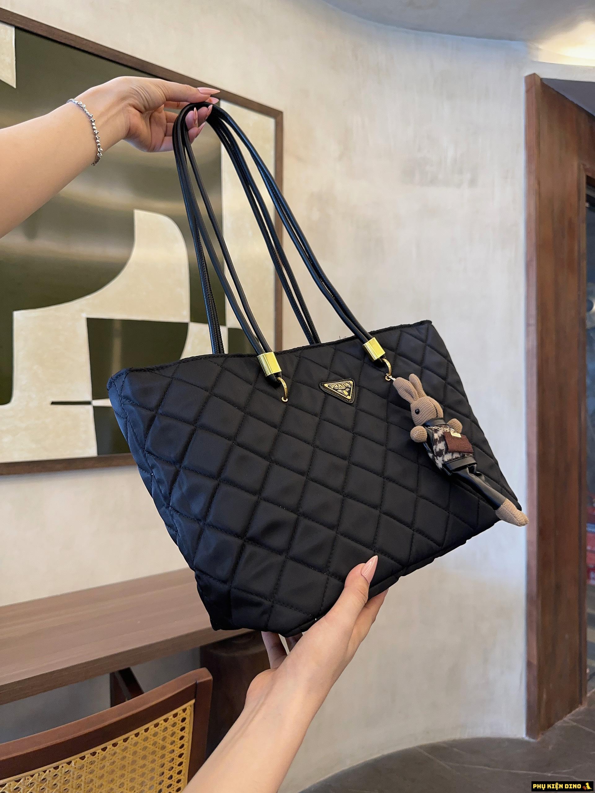 Túi Prada Tote Black Kèm Gấu Vải Dù Đen Hồng 12 Túi Prada Tote Black Kèm Gấu Vải Dù Đen