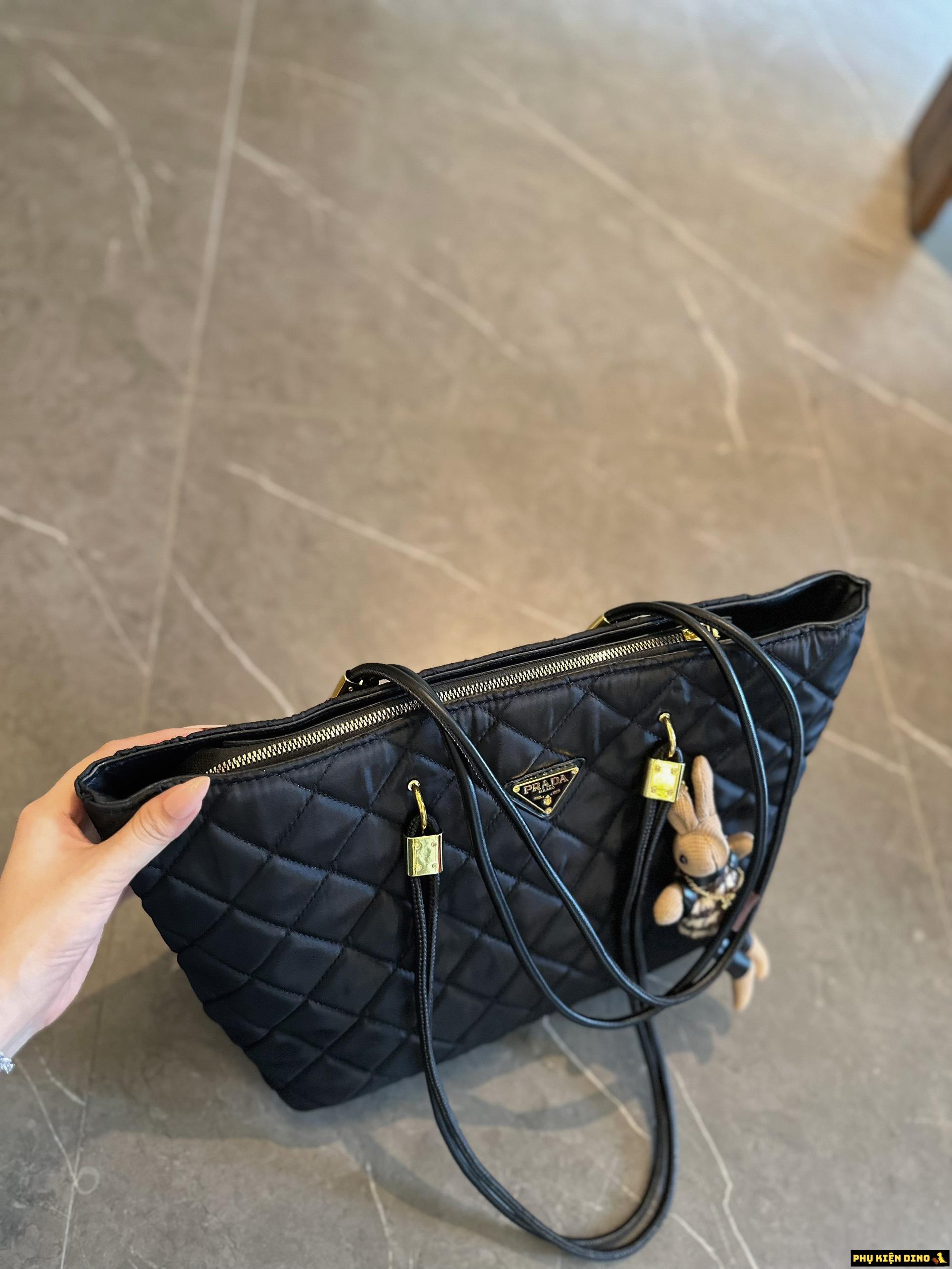 Túi Prada Tote Black Kèm Gấu Vải Dù Đen Hồng 11 Túi Prada Tote Black Kèm Gấu