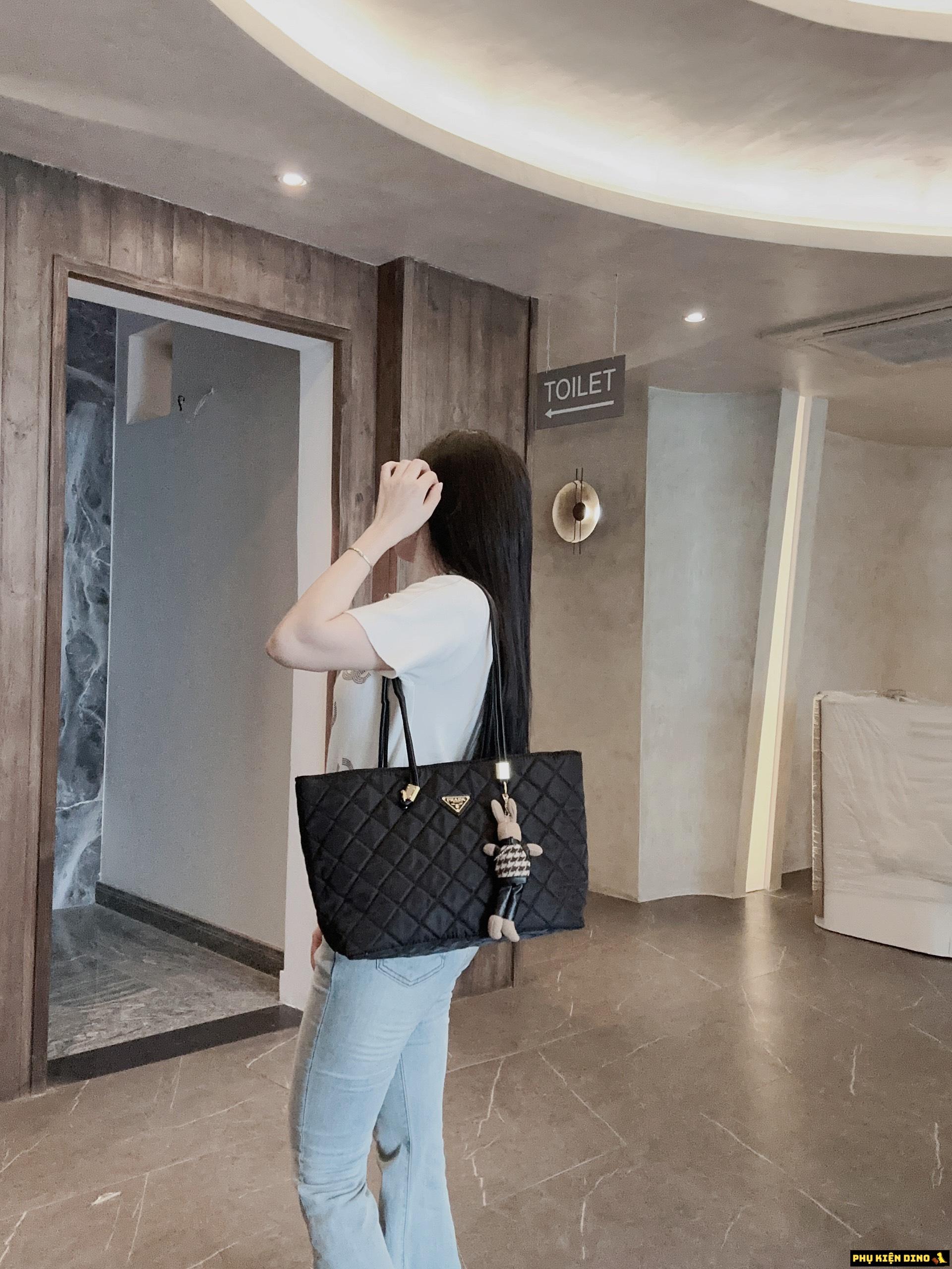 Túi Prada Tote Black Kèm Gấu Vải Dù Đen Hồng 10 Túi Prada Tote Black