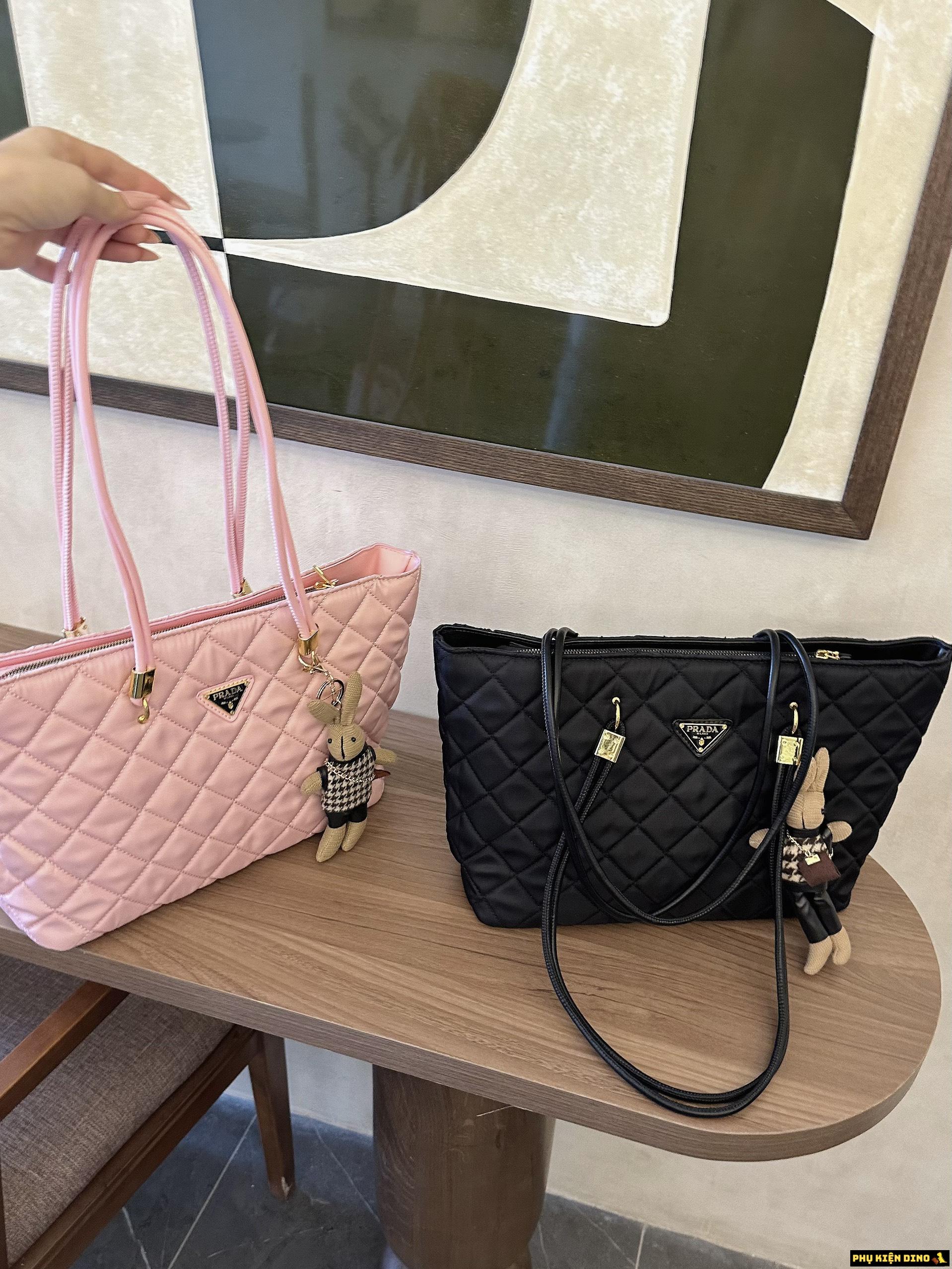 Túi Prada Tote Black Kèm Gấu Vải Dù Đen Hồng 8 Túi Prada Tote Kèm Gấu Vải Dù Đen Hồng