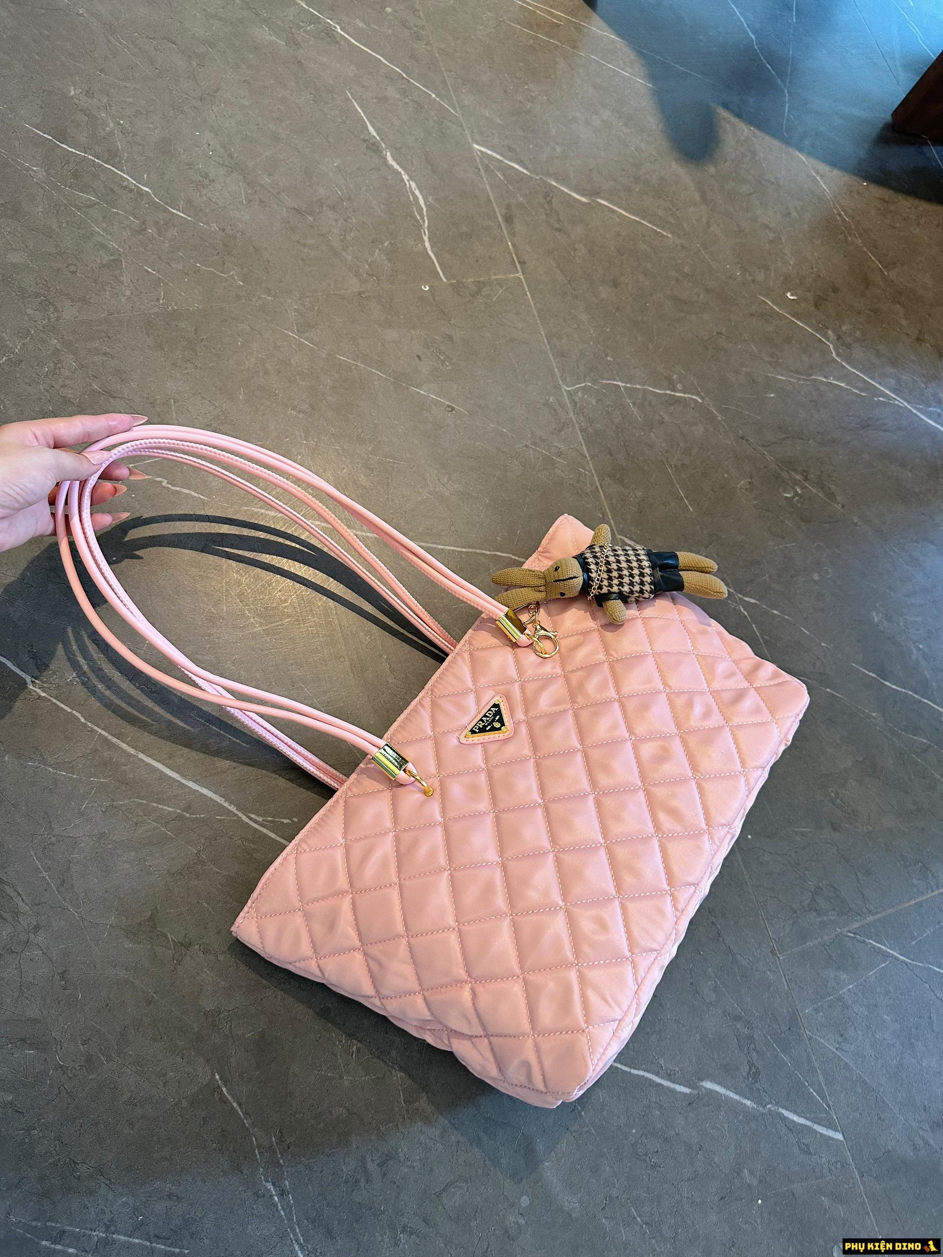 Túi Prada Tote Black Kèm Gấu Vải Dù Đen Hồng 4 Túi Prada Tote Pink