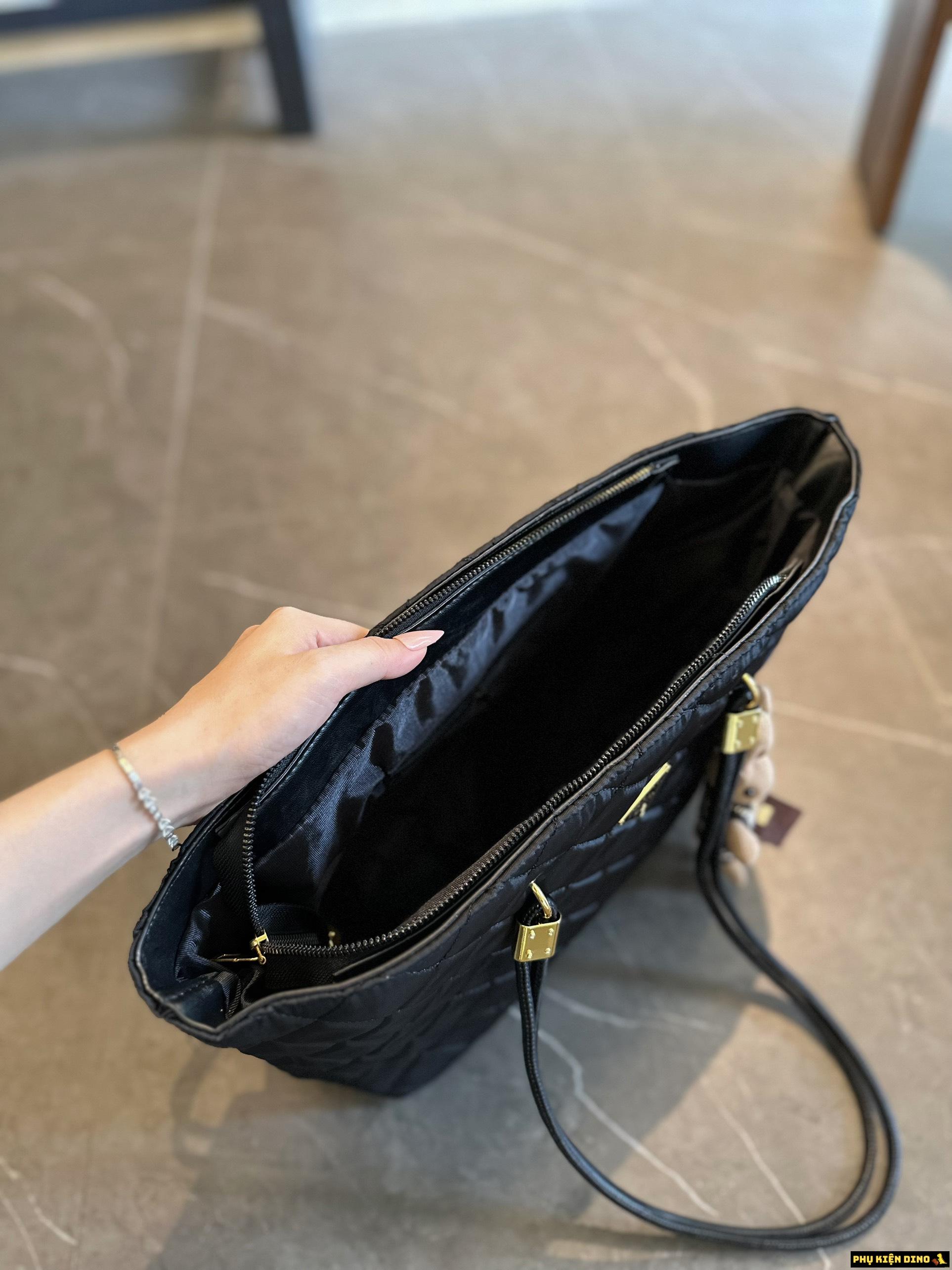 Túi Prada Tote Black Kèm Gấu Vải Dù Đen Hồng 2 Túi Prada Tote Vải Dù Có Khóa kéo