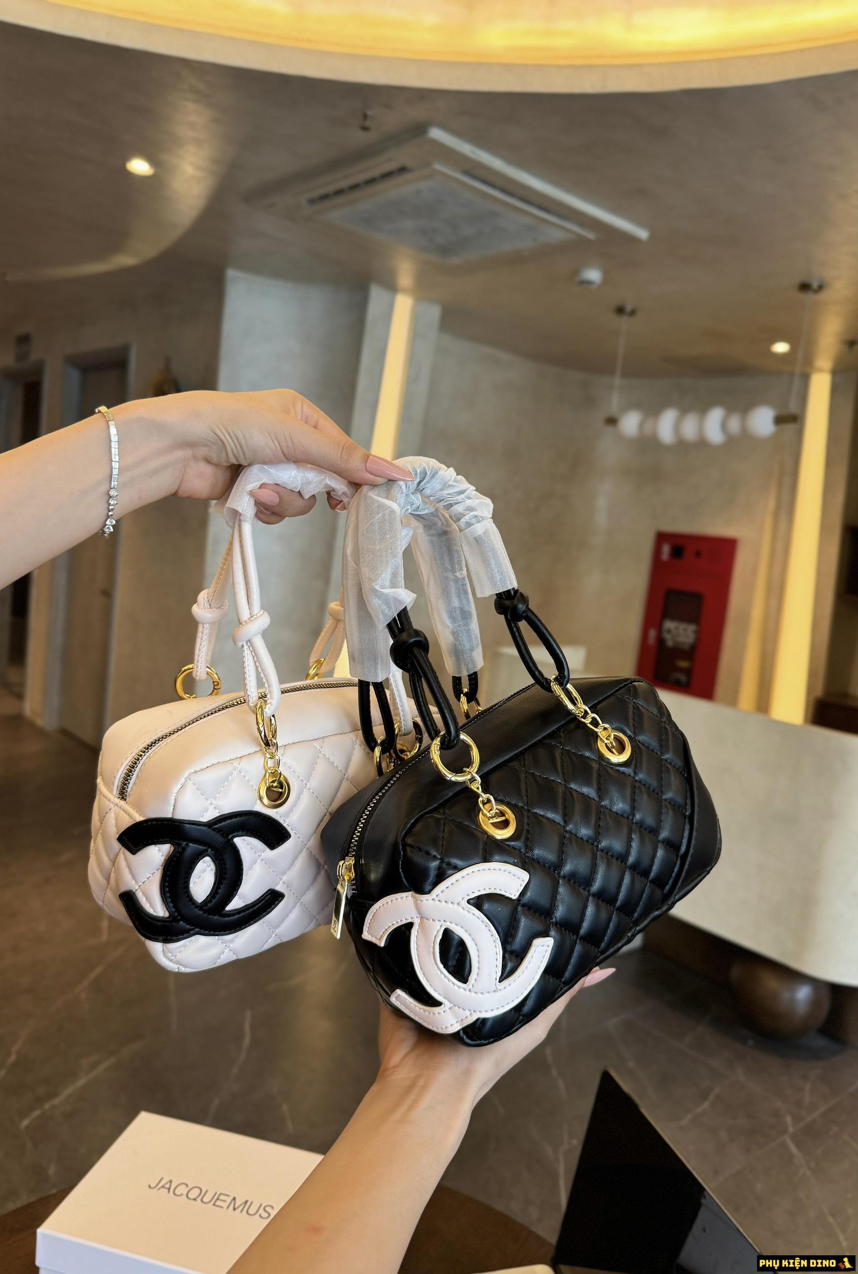 Túi Trống Xách Tay Chanel Logo 1 Bên 2 Màu Đen Trắng 1 tui trong xach tay chanel logo 1 ben 2 mau den trang like auth