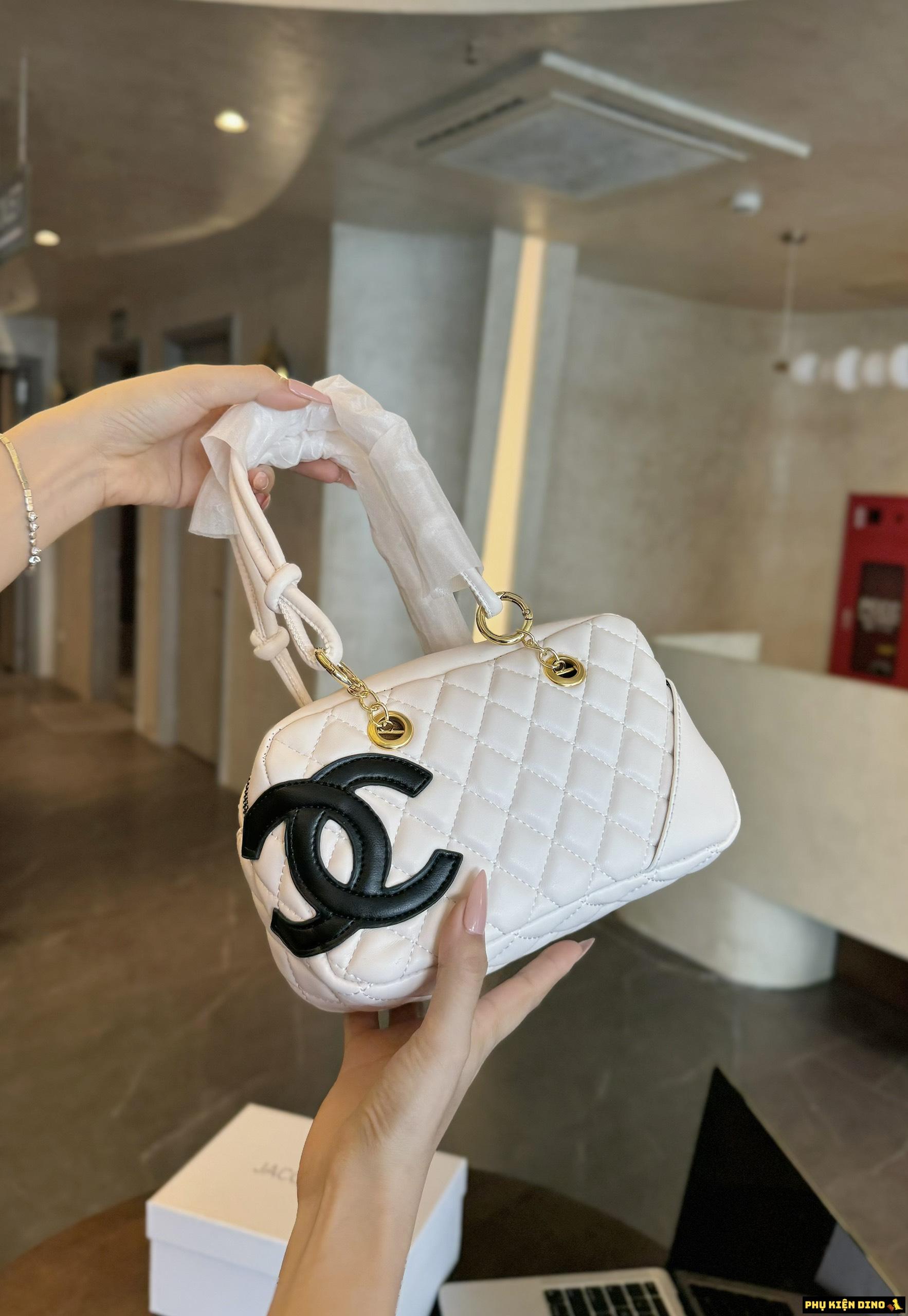 Túi Trống Xách Tay Chanel Logo 1 Bên 2 Màu Đen Trắng 3 Túi Xách Nữ Chanel Ligne Cambon Màu Trắng Logo Đen