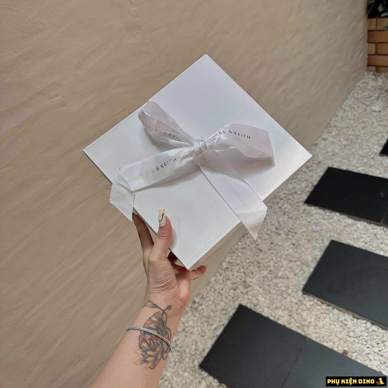 Hộp Quà Tặng Túi Charles & Keith CNK Trắng Đen Hồng Kèm Dây Charm 3 Hộp Quà Tặng Túi Charles & Keith CNK Kèm Vòng Tay