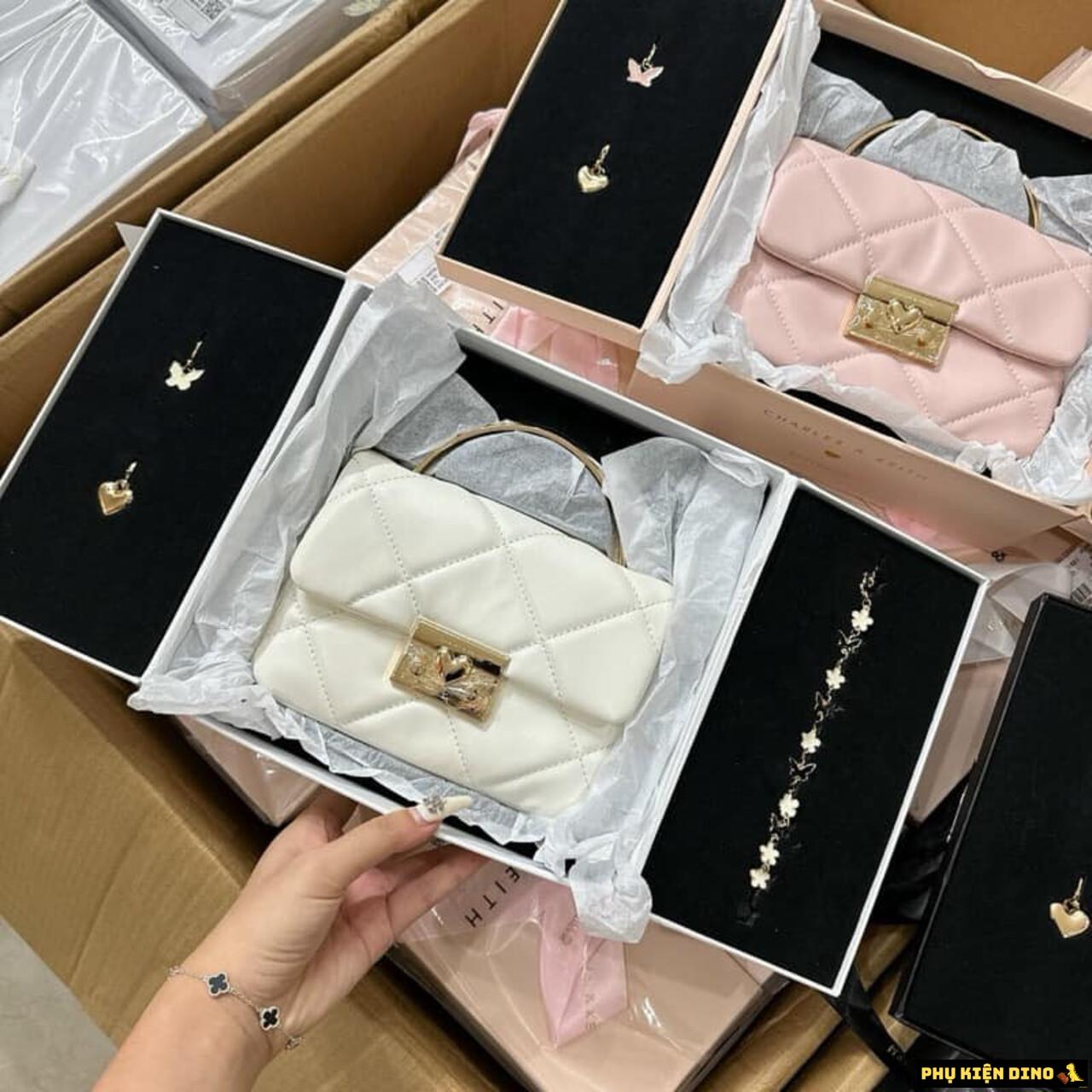 Hộp Quà Tặng Túi Charles & Keith CNK Trắng Đen Hồng Kèm Dây Charm 1 Hộp Quà Tặng Túi Charles & Keith CNK Trắng Đen Hồng Kèm Dây Charm