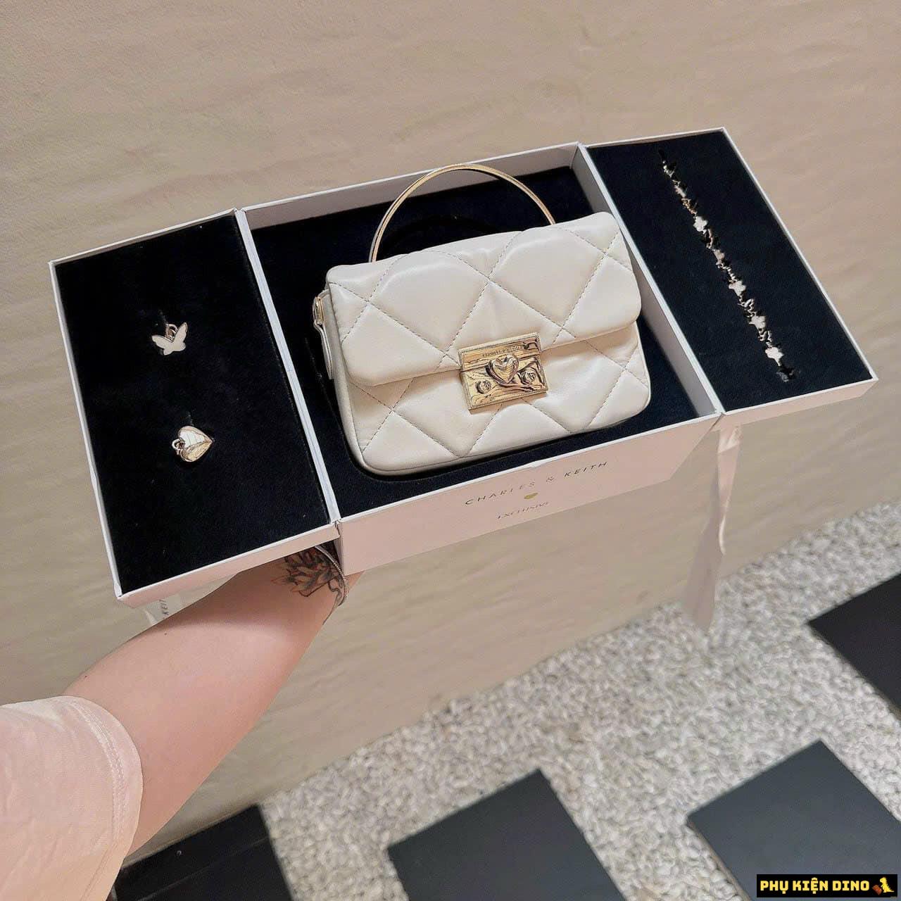 Hộp Quà Tặng Túi Charles & Keith CNK Trắng Đen Hồng Kèm Dây Charm 2 Hộp Quà Tặng Túi Charles & Keith CNK White Kèm Vòng Tay