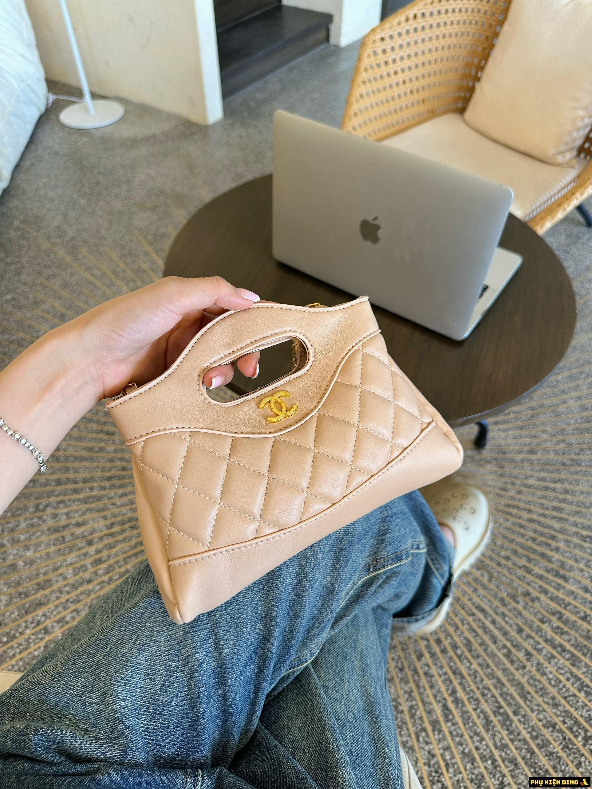 Túi Chanel Khóa Vàng Lambskin 3 màu Trắng Đen Kem Size 20 5 Túi Chanel Khóa Vàng Lambskin màu Kem