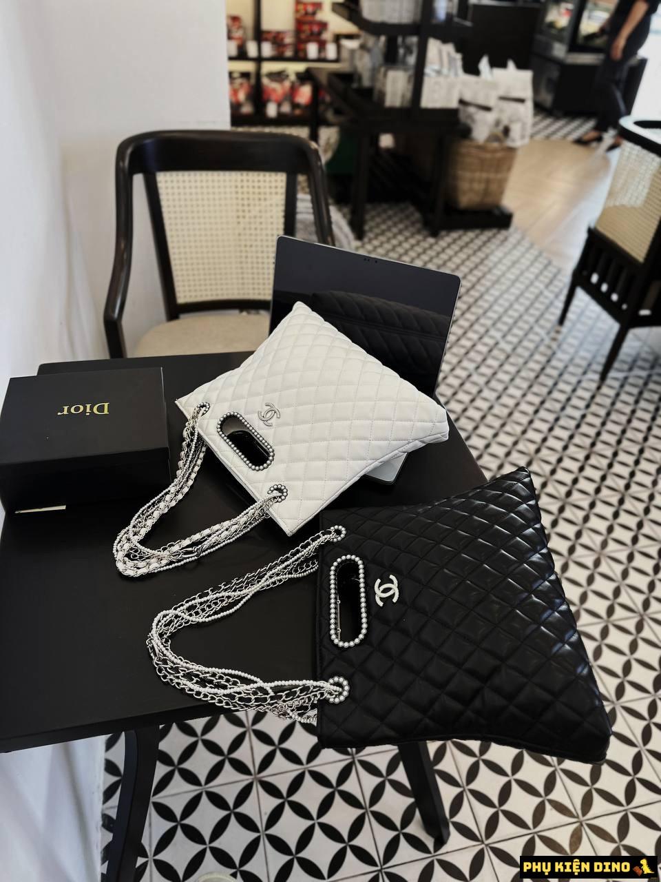 Túi Chanel Tote Lambskin Crystal Chuỗi Ngọc Size 27 Màu Trắng Đen 11 Túi Chanel Tote Lambskin Crystal Chuỗi Ngọc Màu Trắng Đen