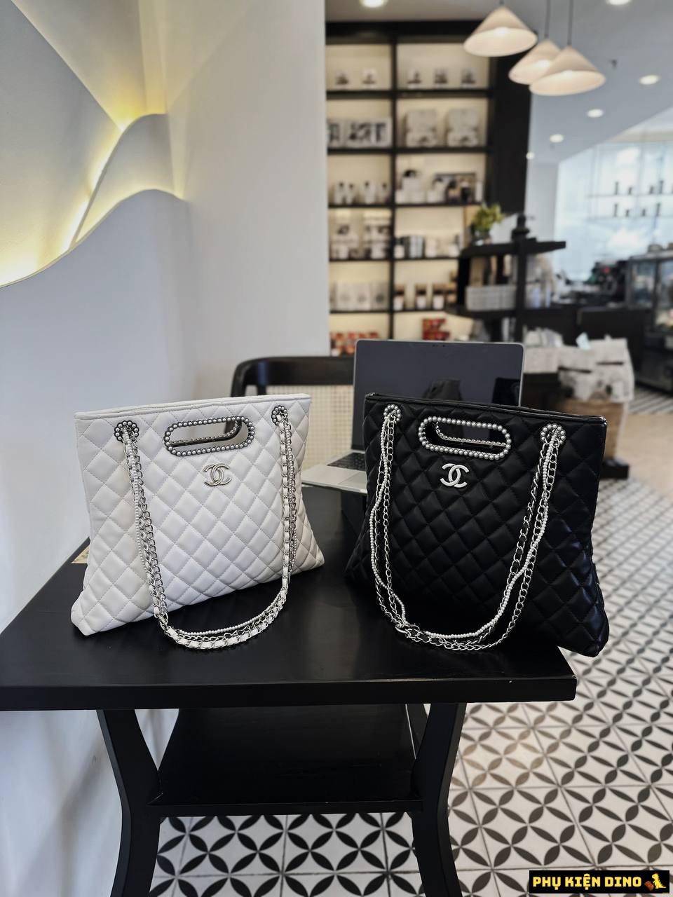 Túi Chanel Tote Lambskin Crystal Chuỗi Ngọc Size 27 Màu Trắng Đen 3 Túi Chanel Tote Lambskin Crystal Chuỗi Ngọc Size 27