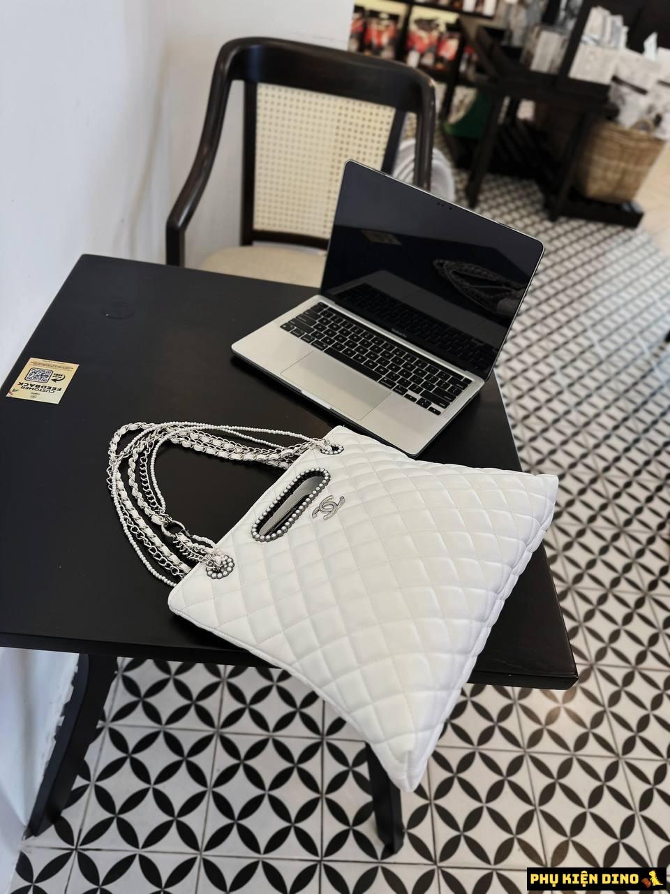 Túi Chanel Tote Lambskin Crystal Chuỗi Ngọc Size 27 Màu Trắng Đen 7 Túi Công Sở Chanel Tote Lambskin Crystal Chuỗi Ngọc Size 27 Màu Trắng